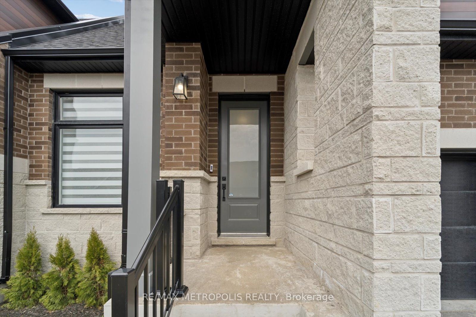 19 Vern Robertson Gate