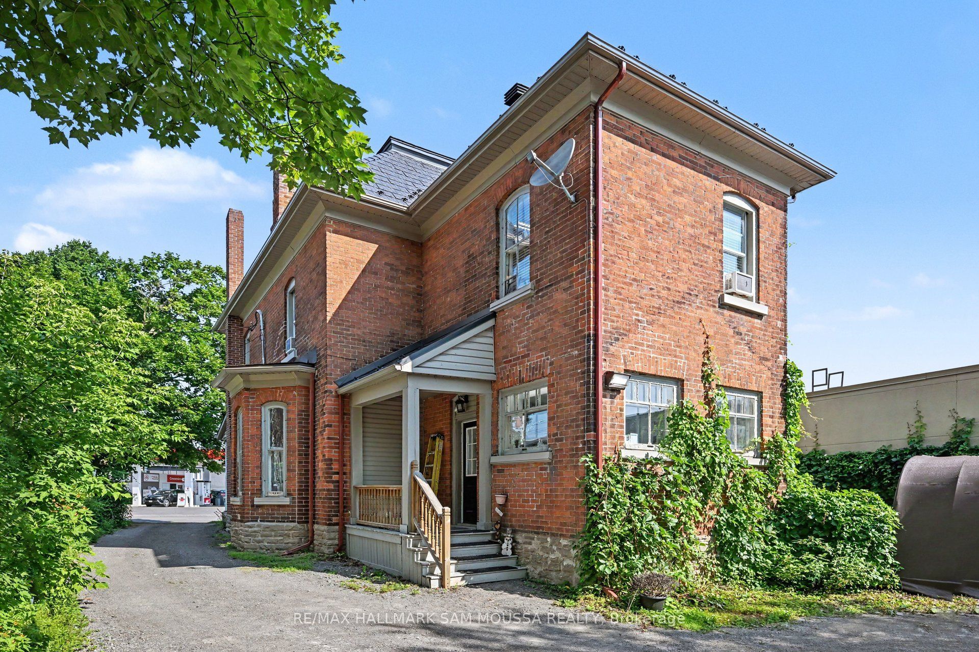 6 Lake Avenue W