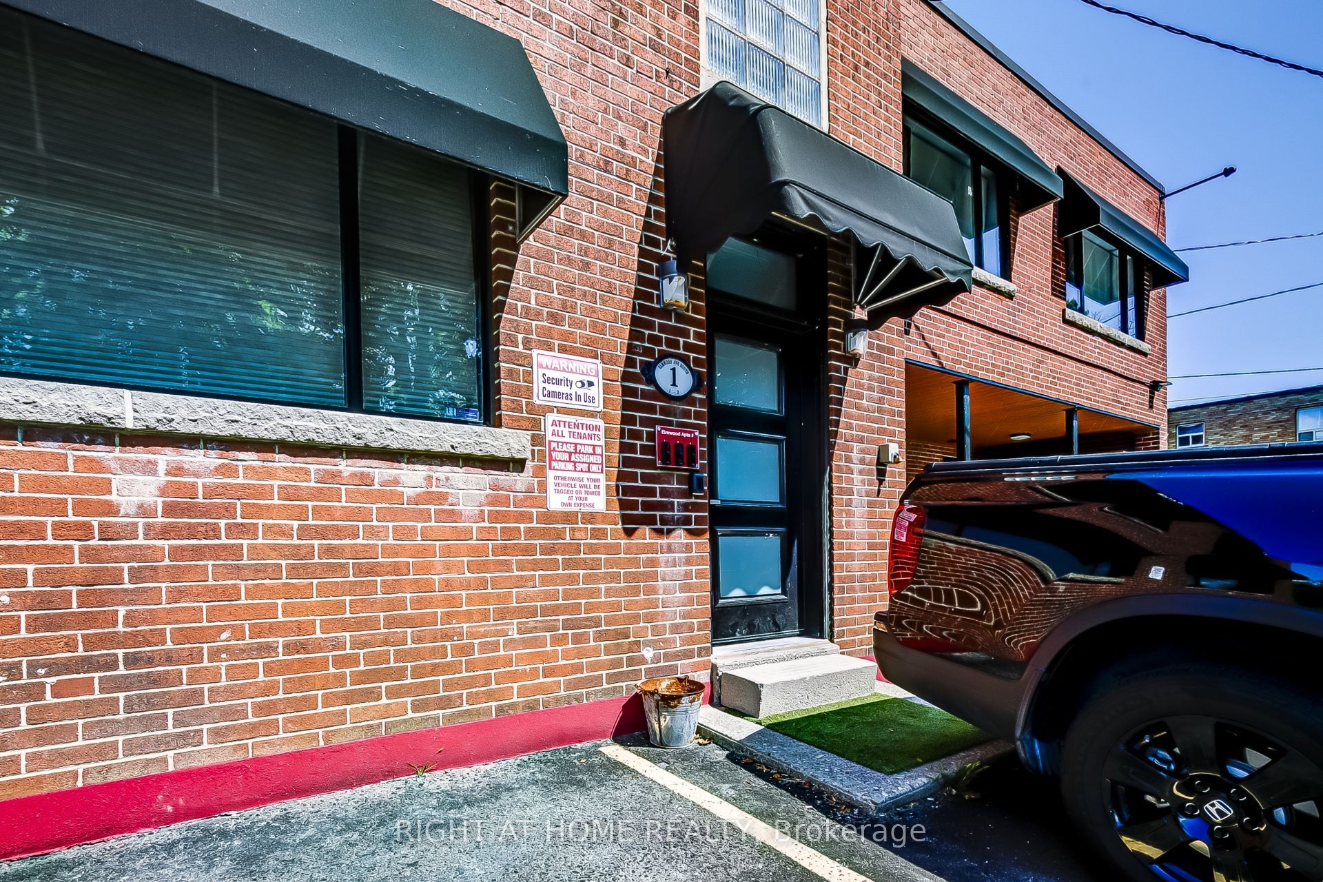 181 Lakeshore Road E