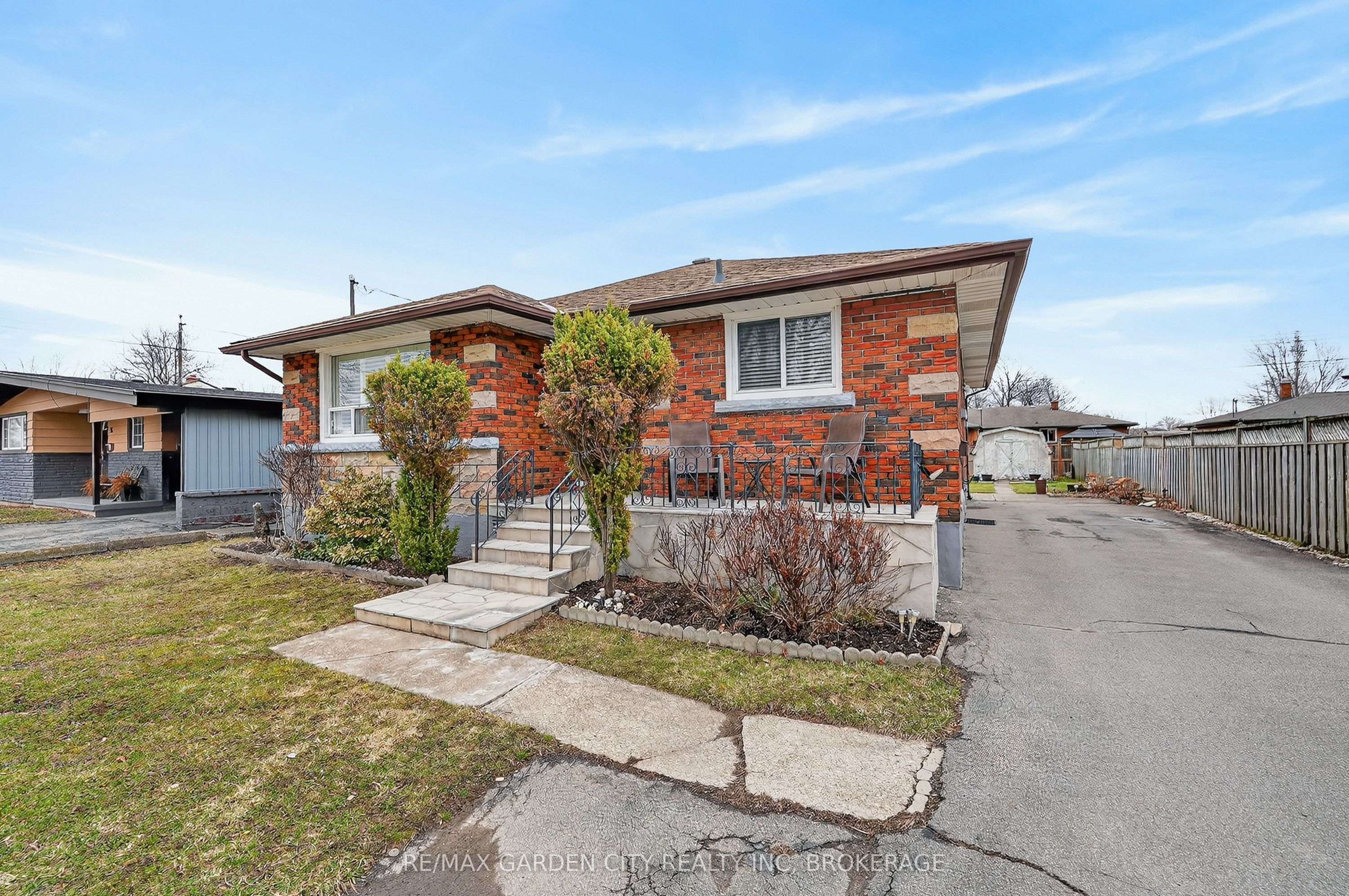 98 GOLDEN Boulevard E