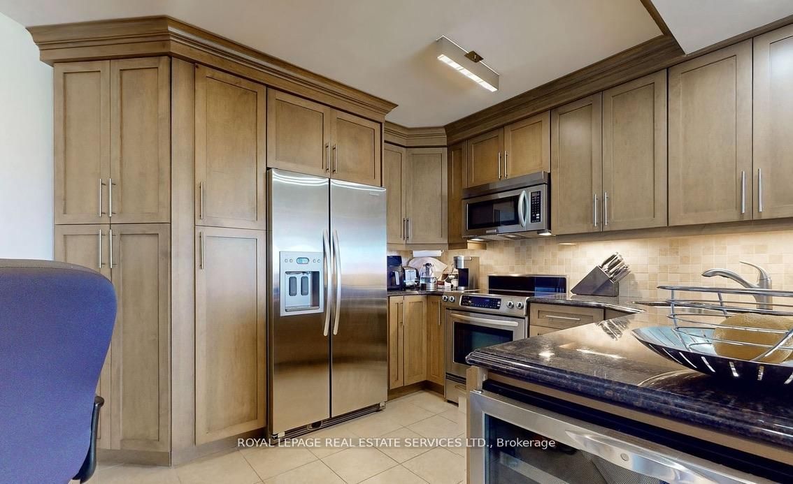 2267 Lake Shore Boulevard W 707