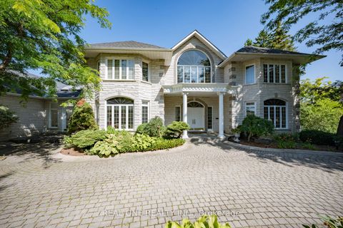 14 Alm Court Aurora ON L4G 6W7