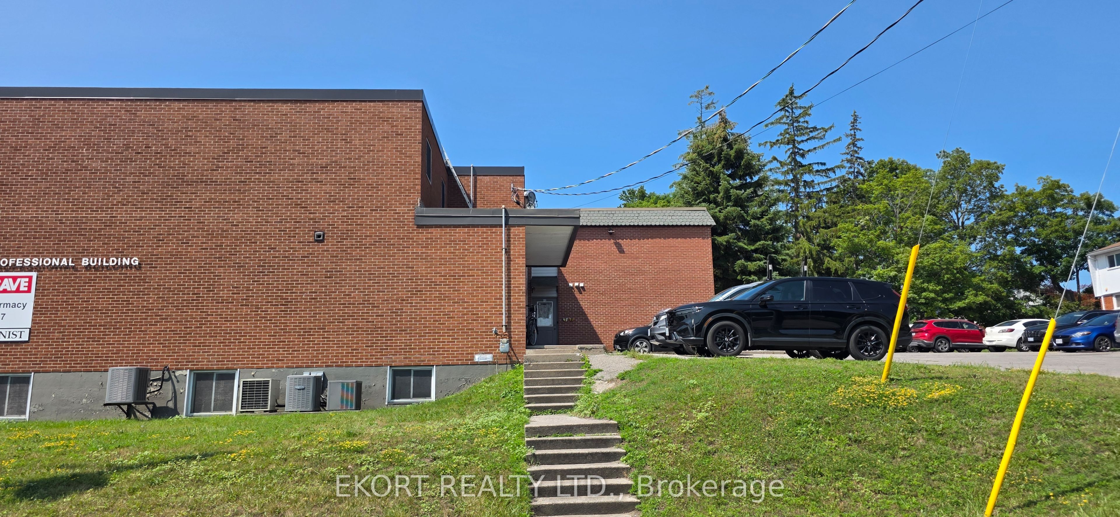 290 Dundas Street W
