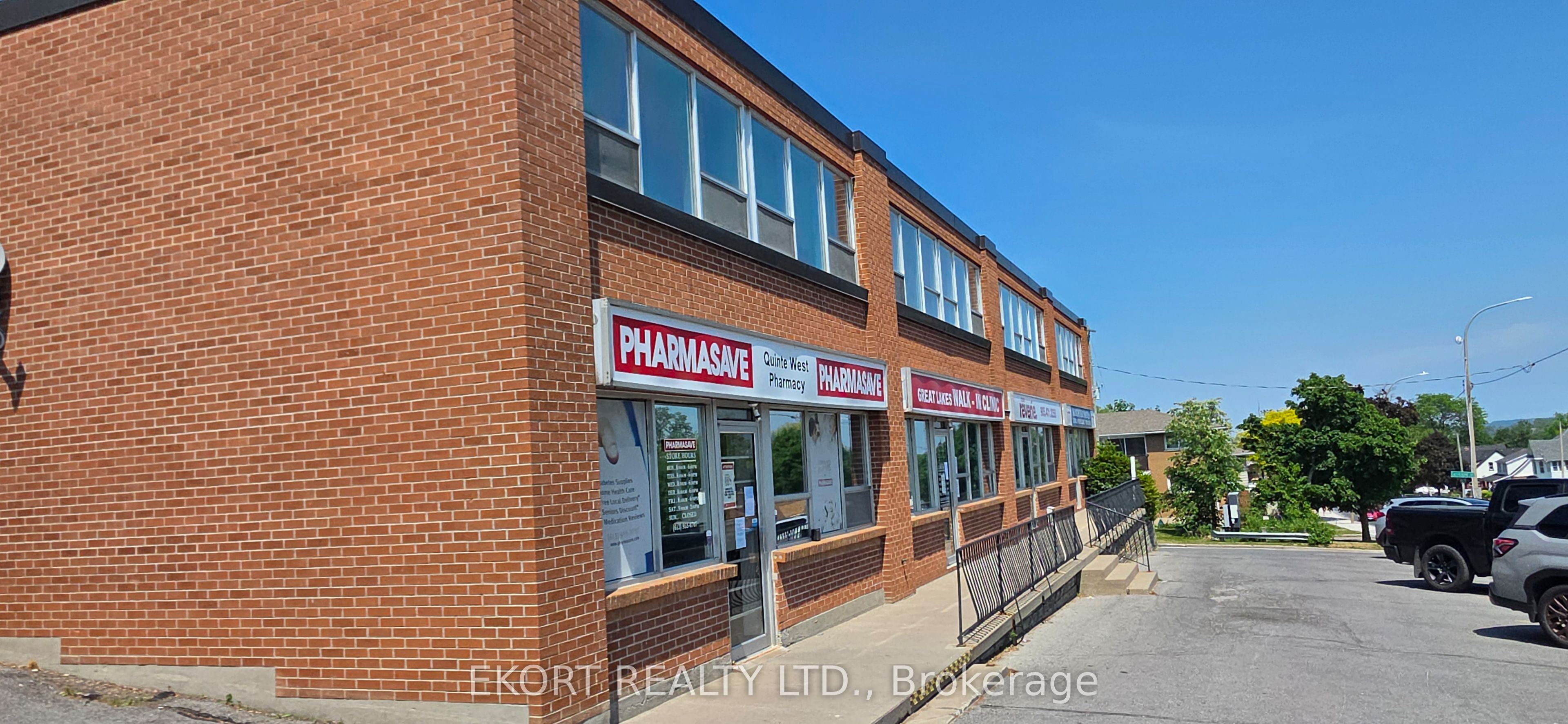 290 Dundas Street W