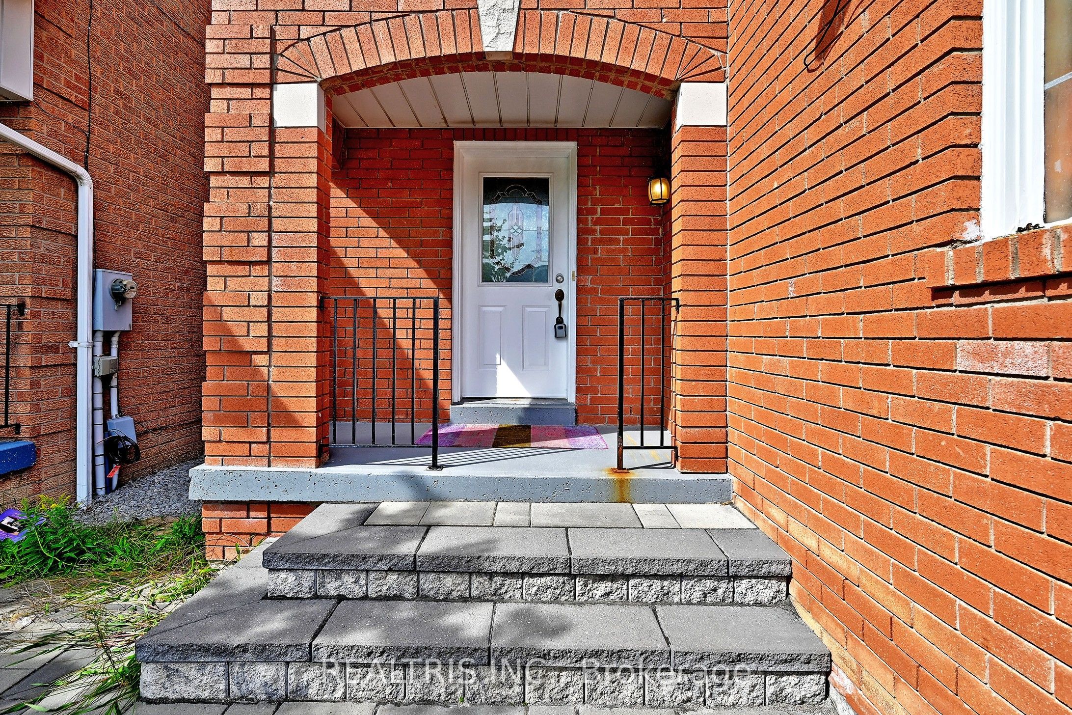 101 Booth Crescent N