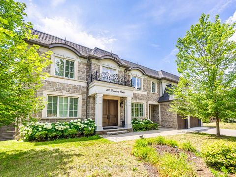 302 Pinehurst Drive W Oakville ON L6J 4X3