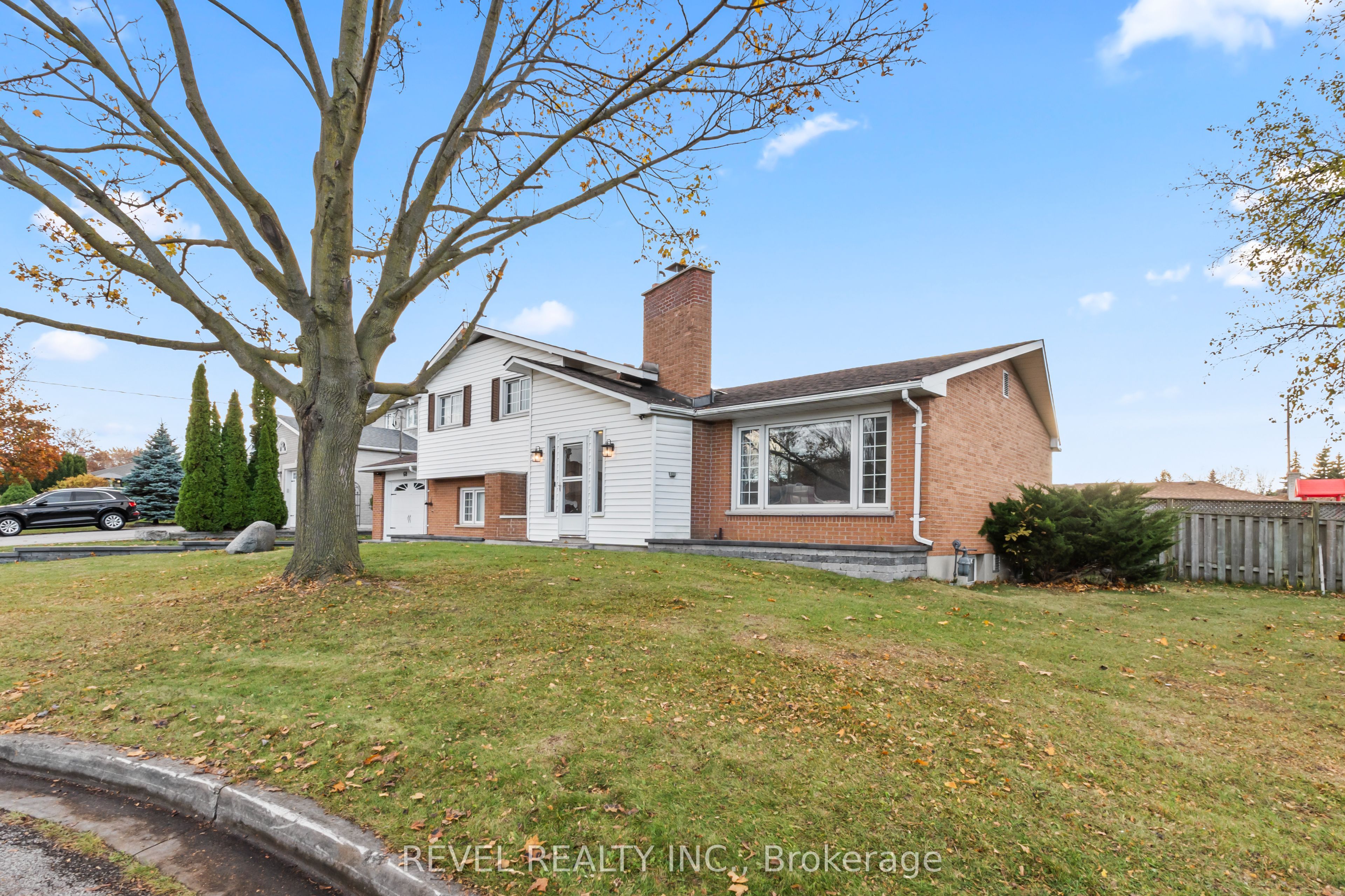 68 Applewood Crescent