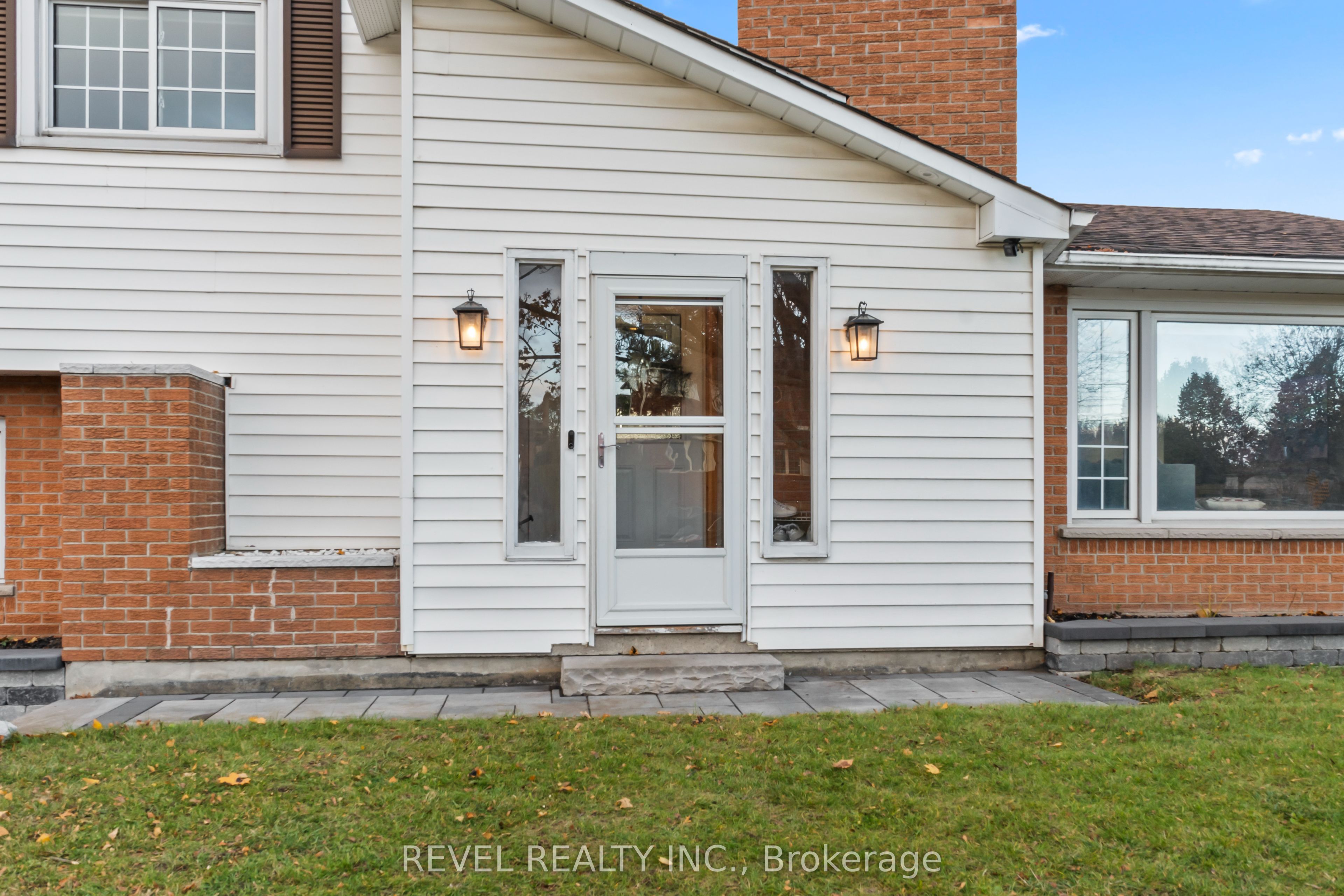 68 Applewood Crescent