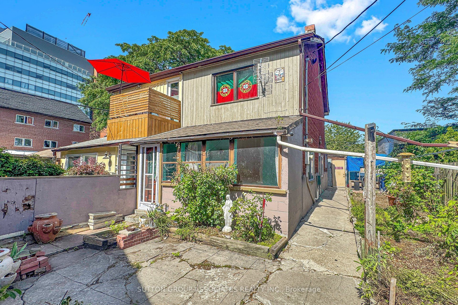 18 1/2 Bellevue Avenue