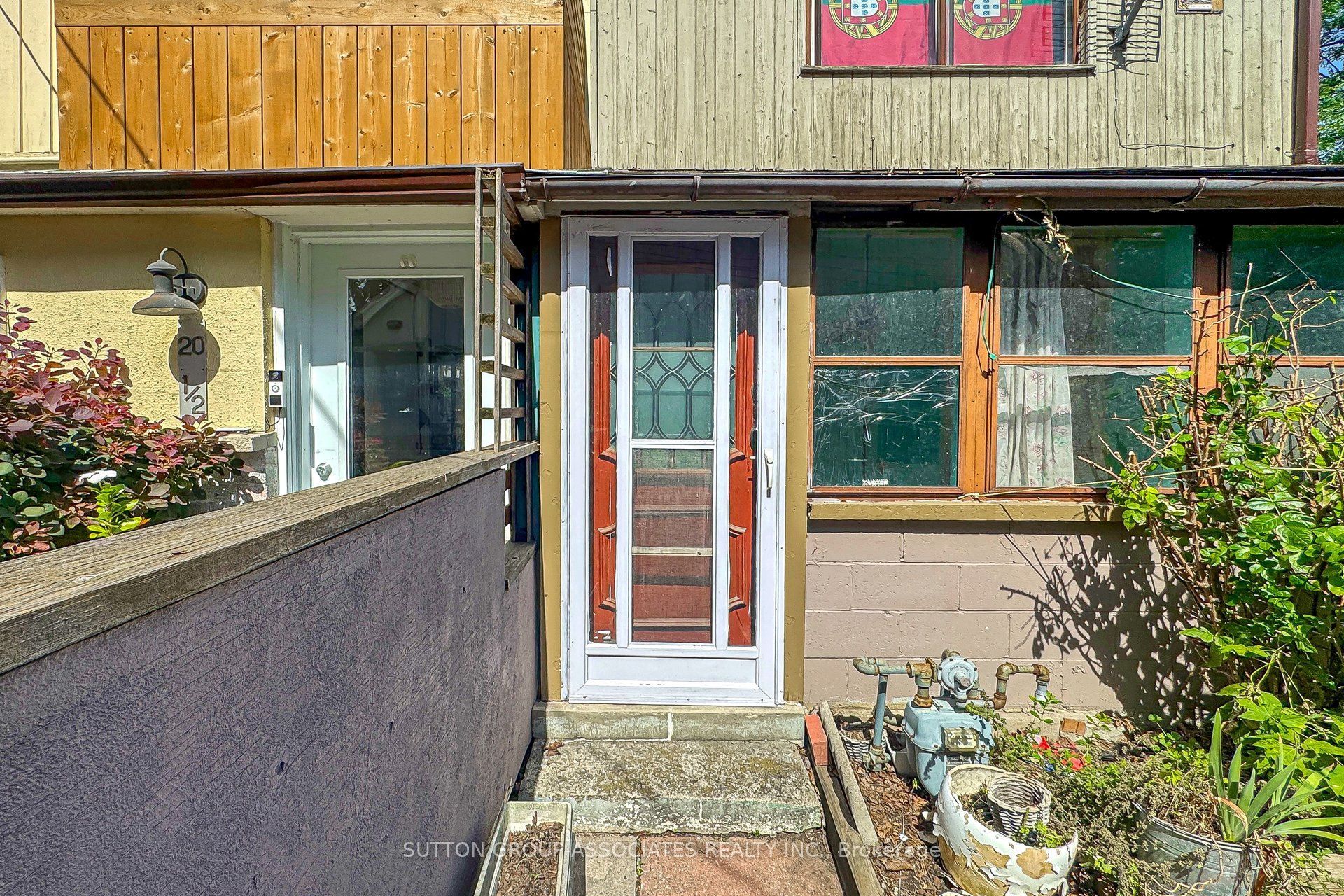 18 1/2 Bellevue Avenue
