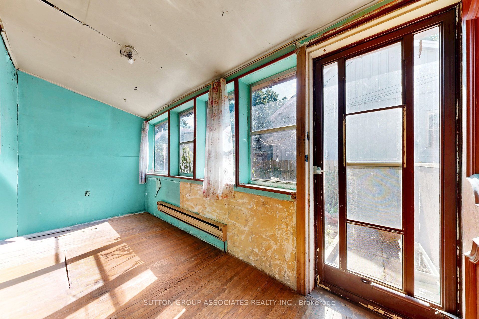 18 1/2 Bellevue Avenue