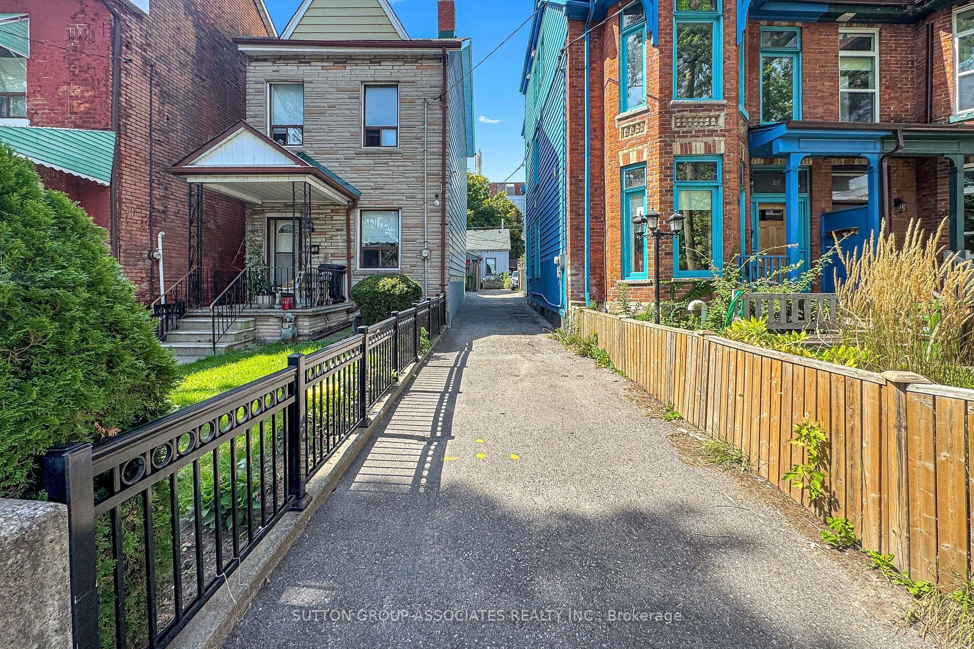 18 1/2 Bellevue Avenue