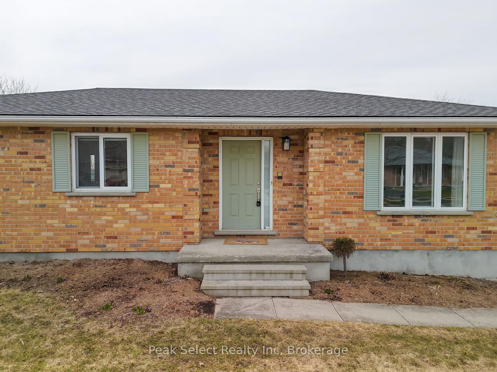 12 MEADOWRIDGE Drive