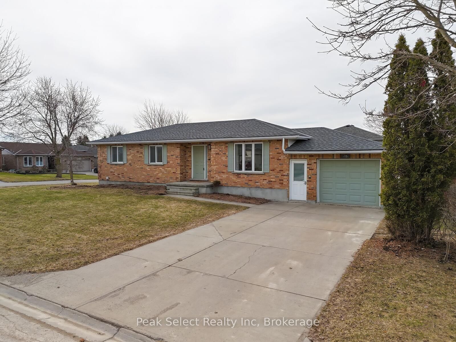 12 MEADOWRIDGE Drive