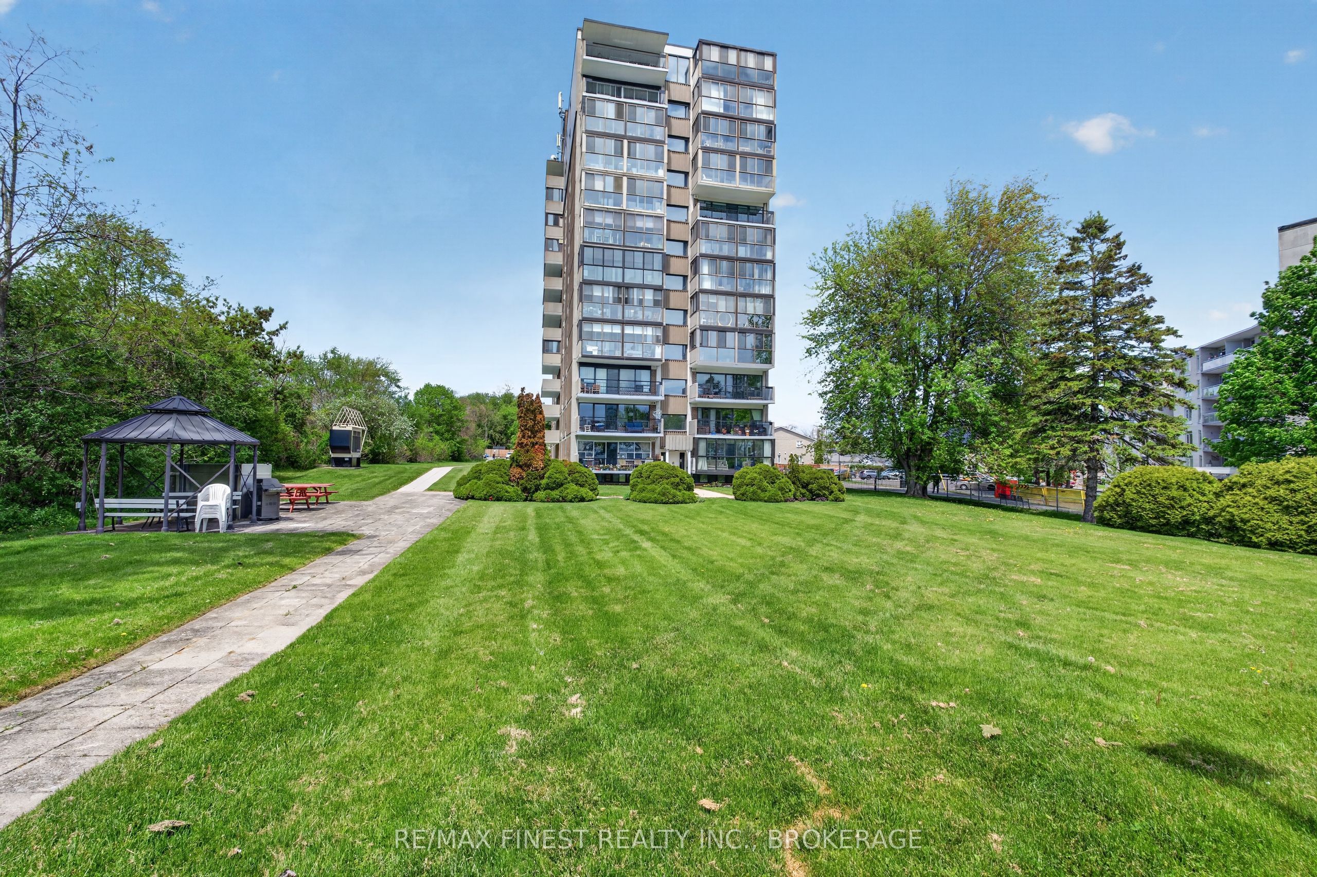 2 Mowat Avenue 206