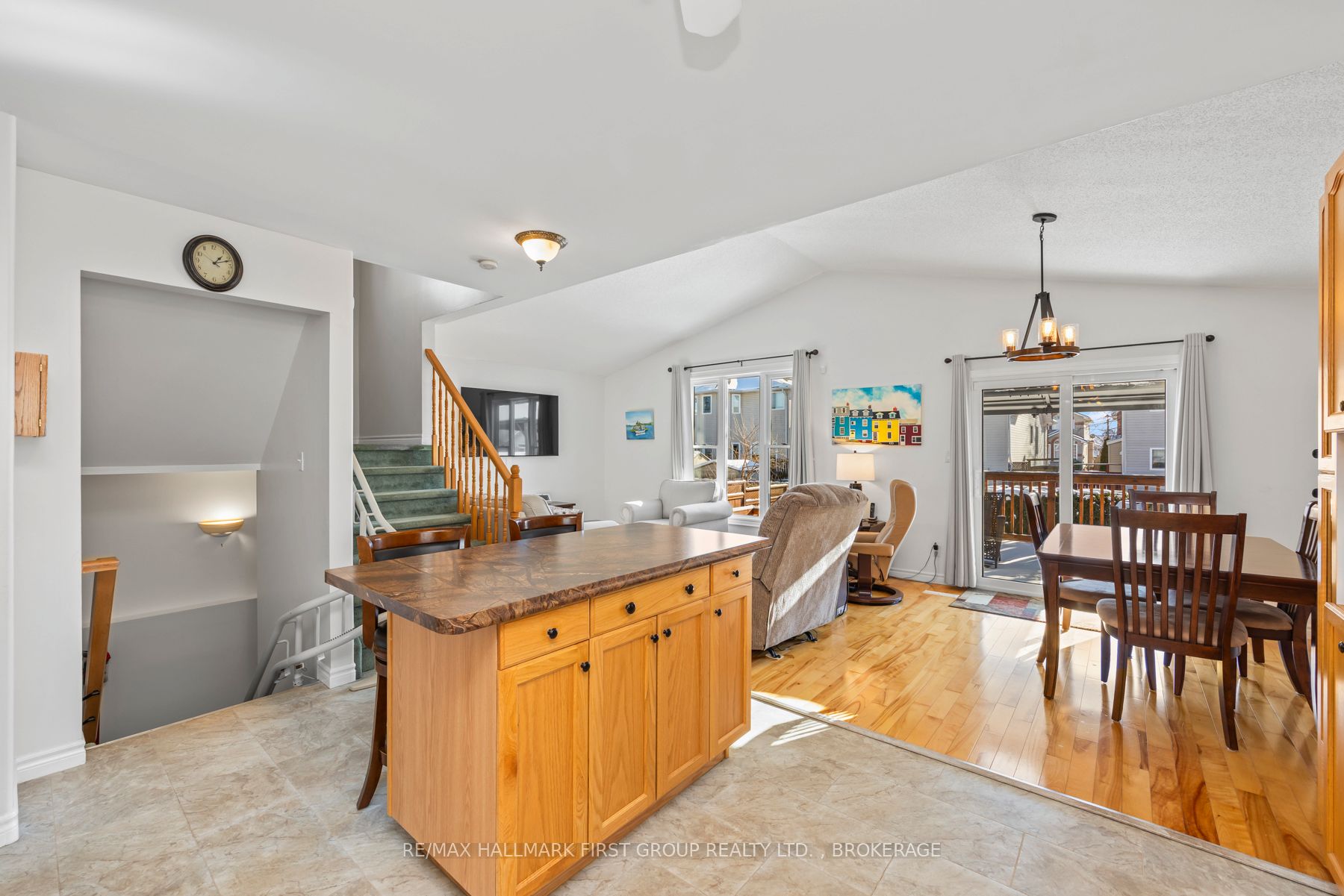 979 Rainbow Crescent