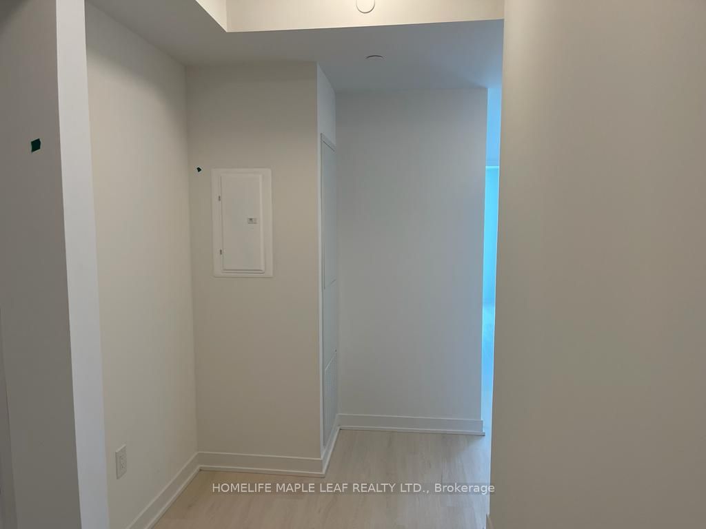 3900 Confederation Parkway 3902