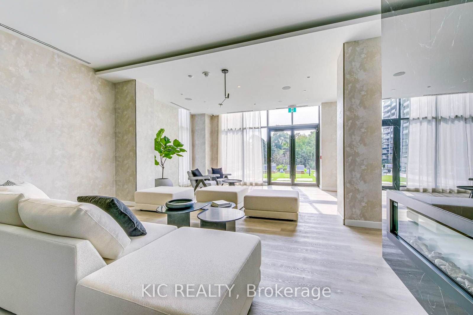 86 Dundas St. Street E 323