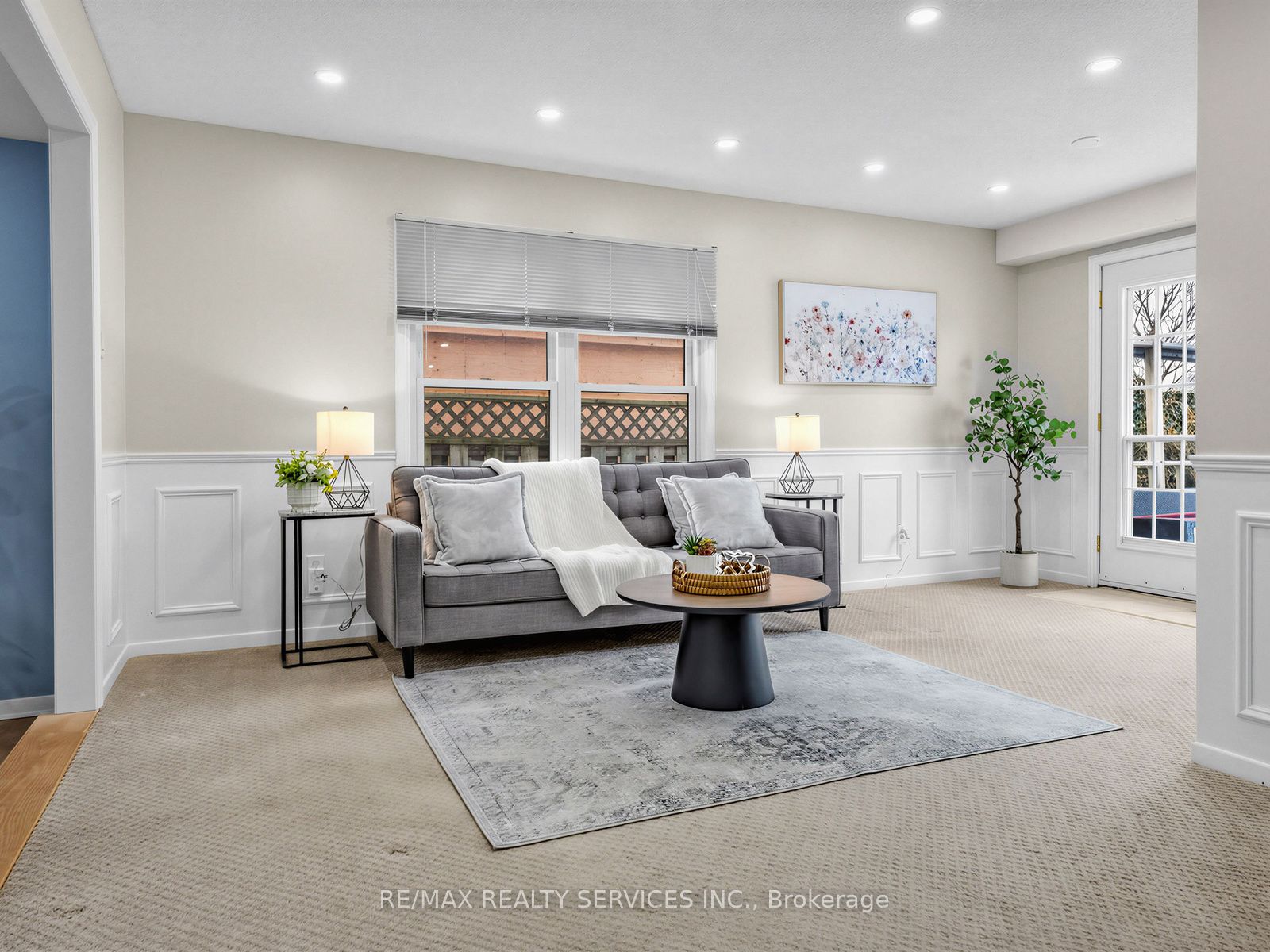 32 Helios Place