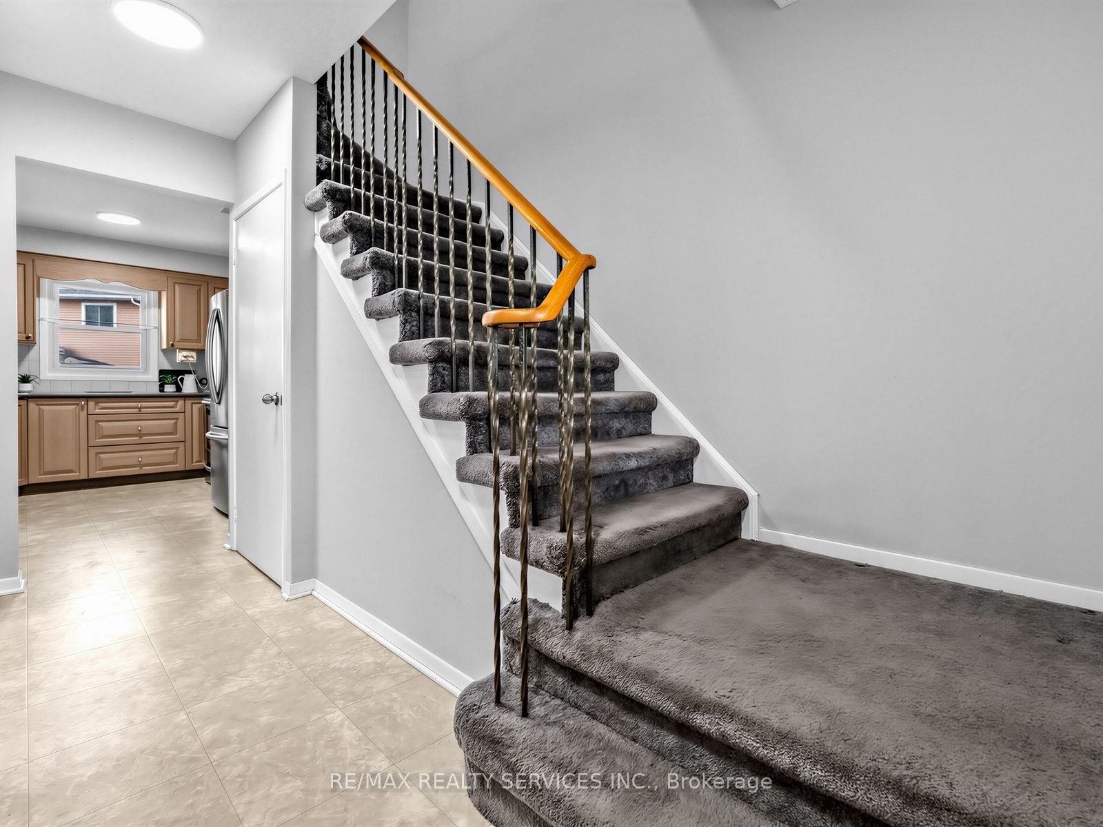 32 Helios Place