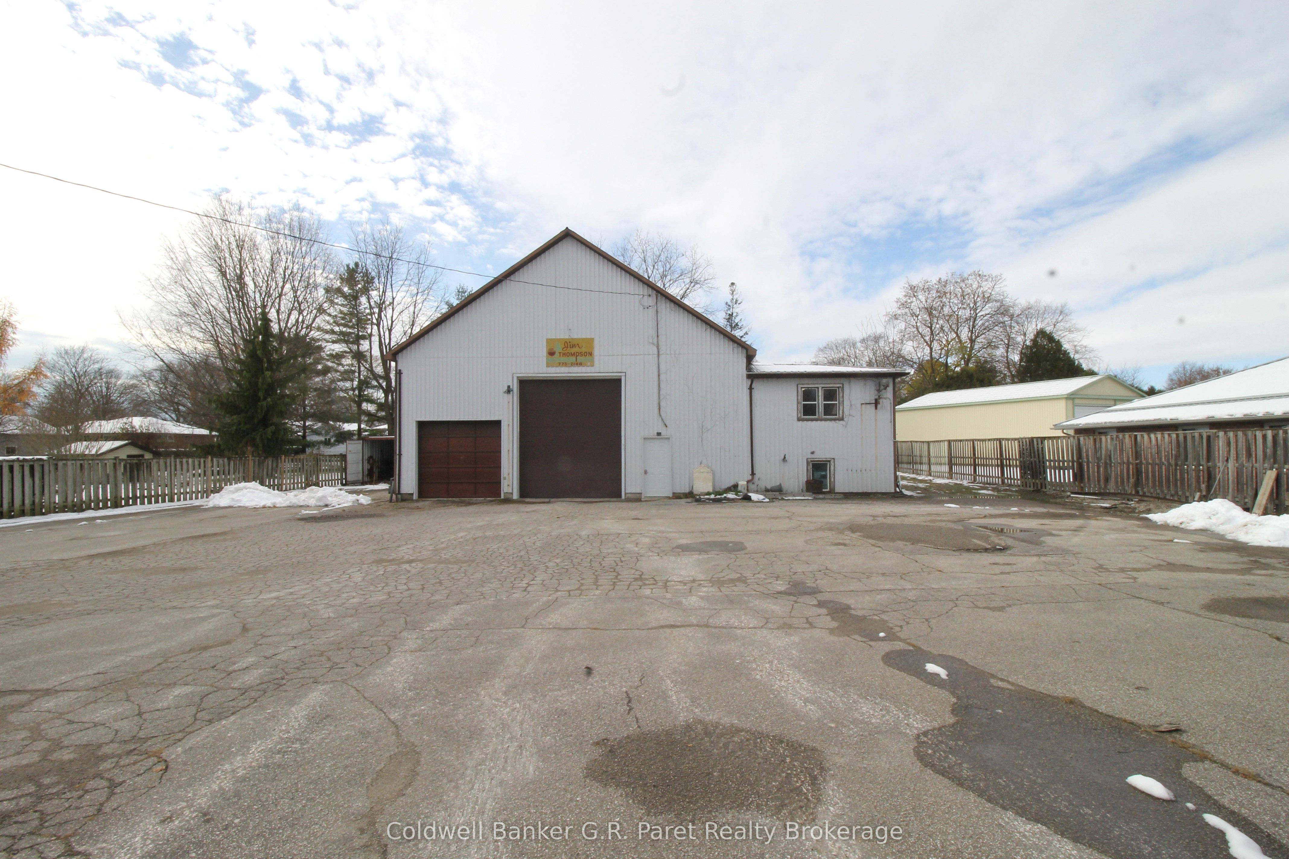 264 John Street S