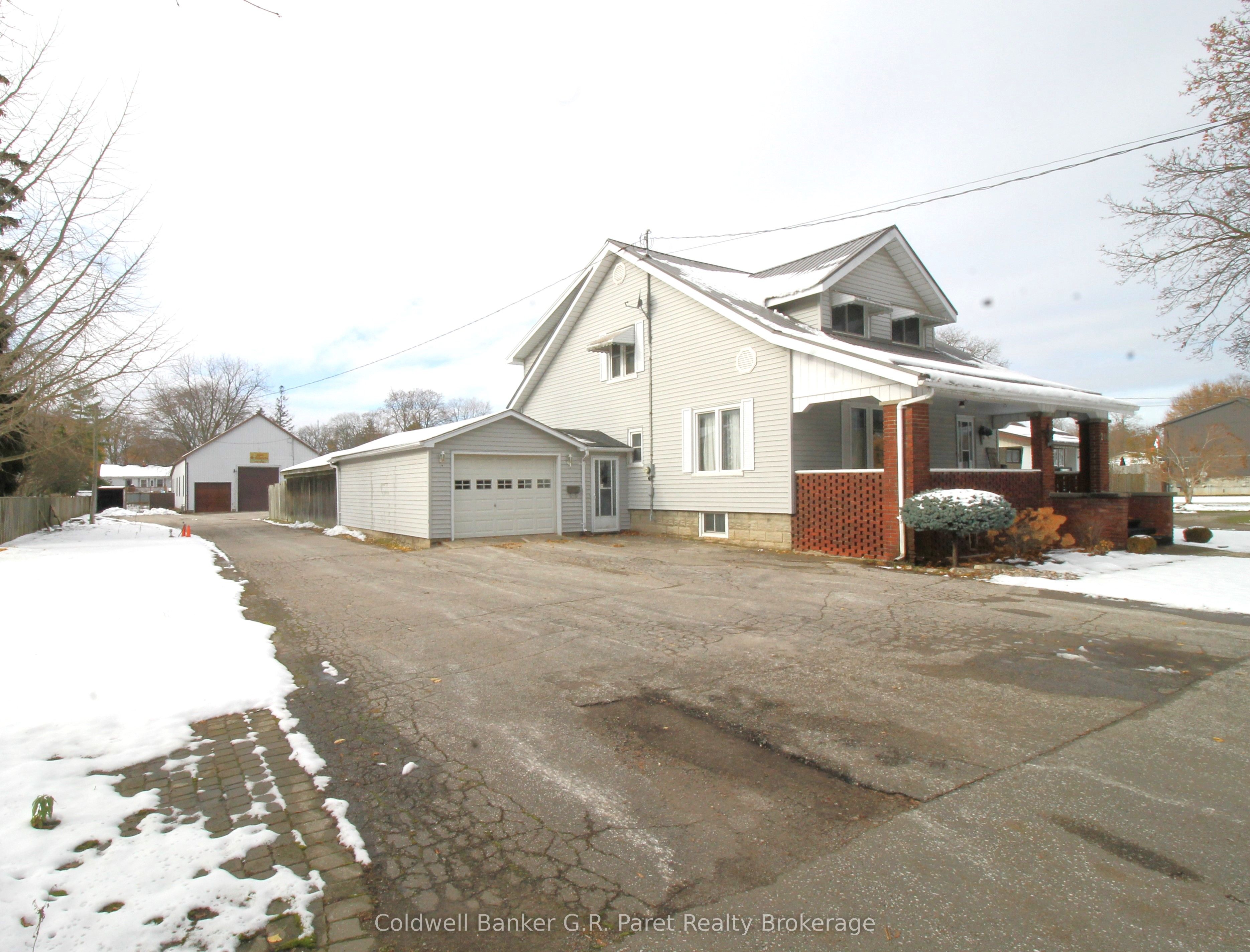 264 John Street S