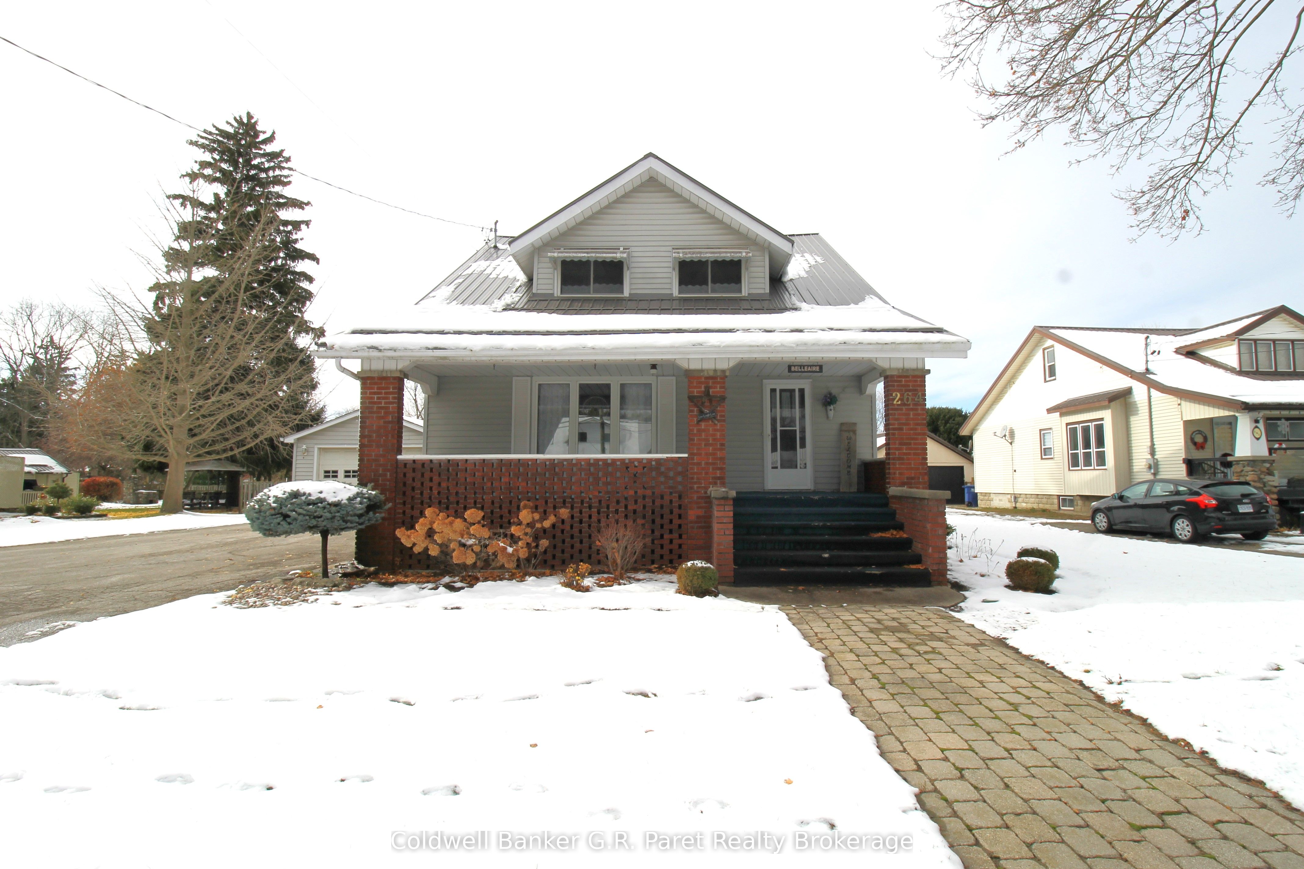 264 John Street S