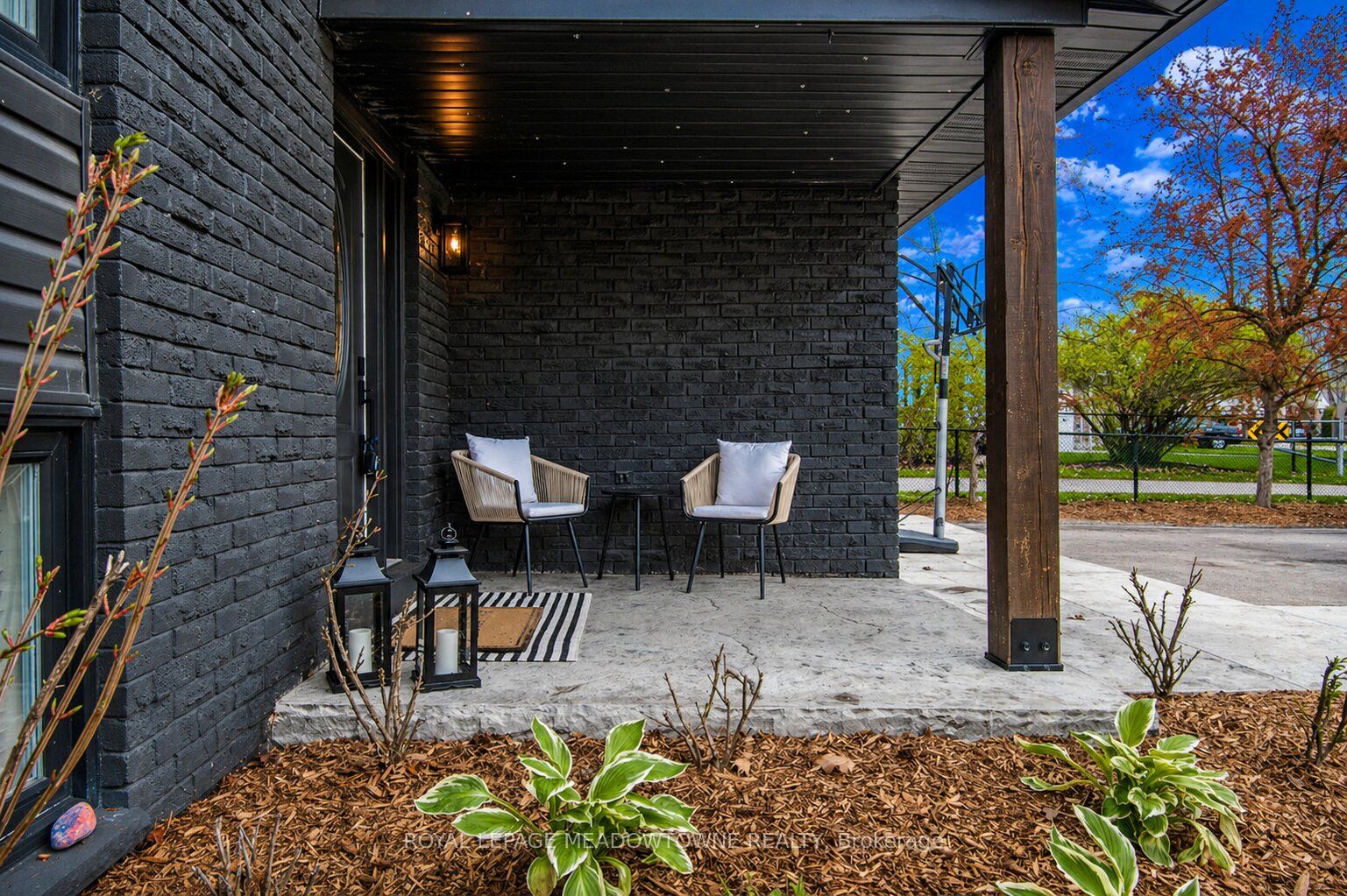 566 Moorelands Crescent