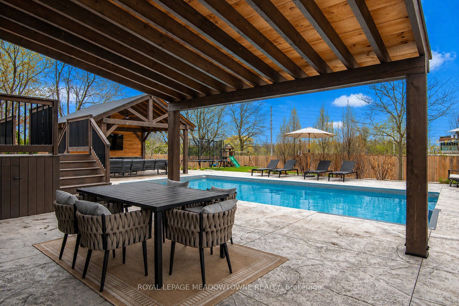 566 Moorelands Crescent