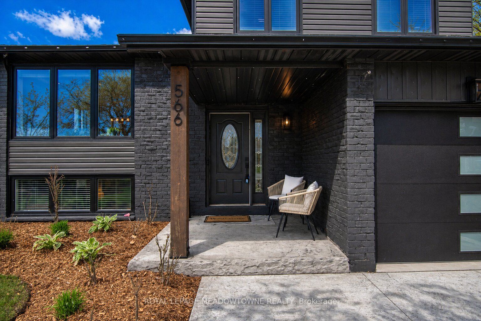 566 Moorelands Crescent