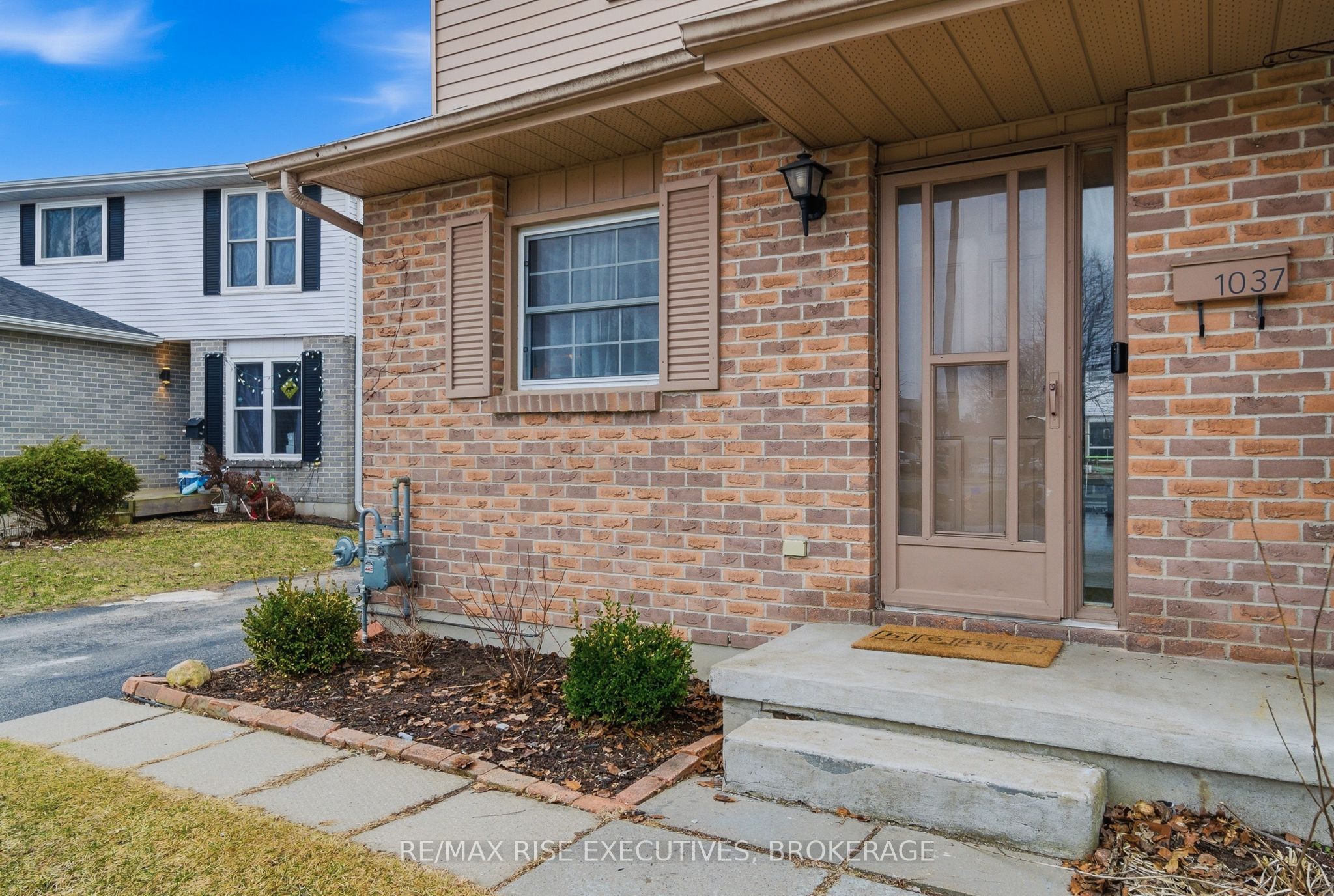 1037 Hickorywood Crescent