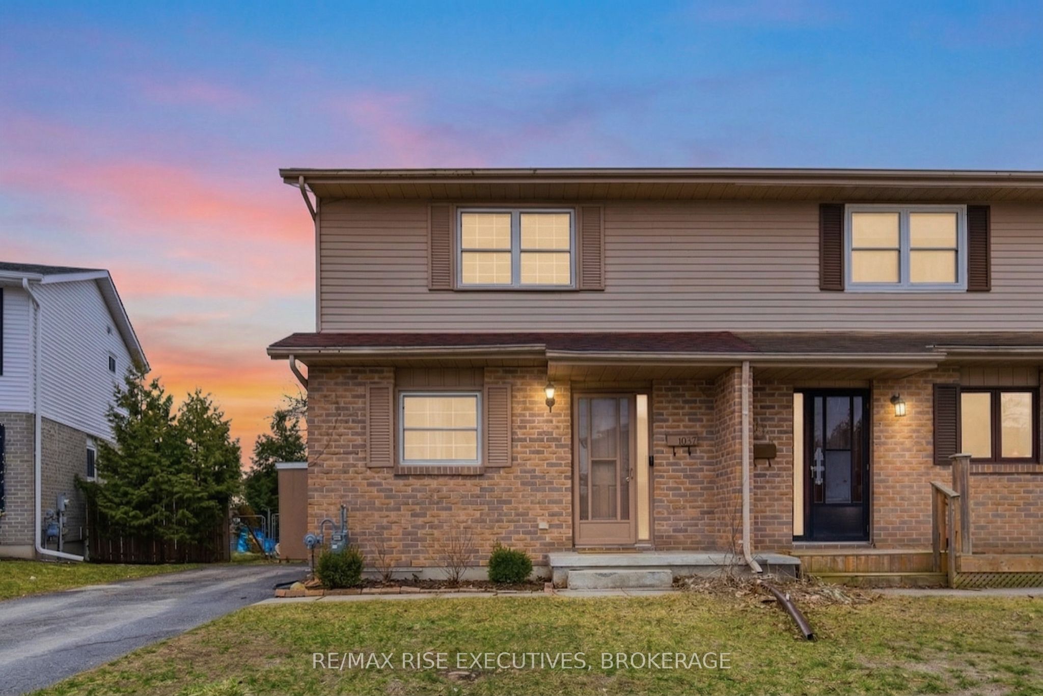 1037 Hickorywood Crescent