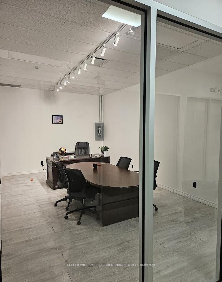 7163 Yonge Street 260