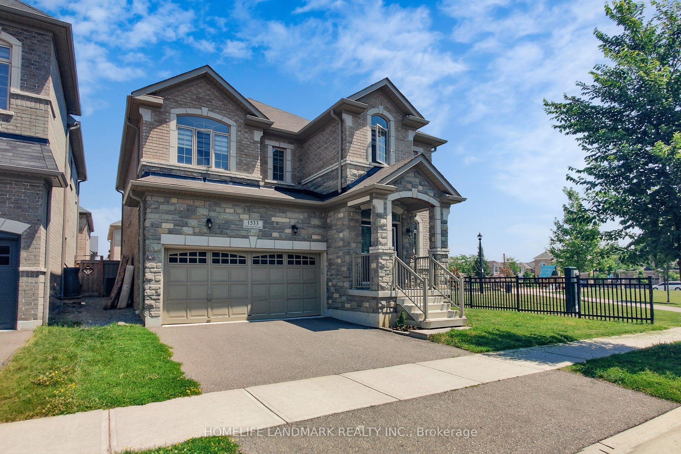 1533 Devine Point