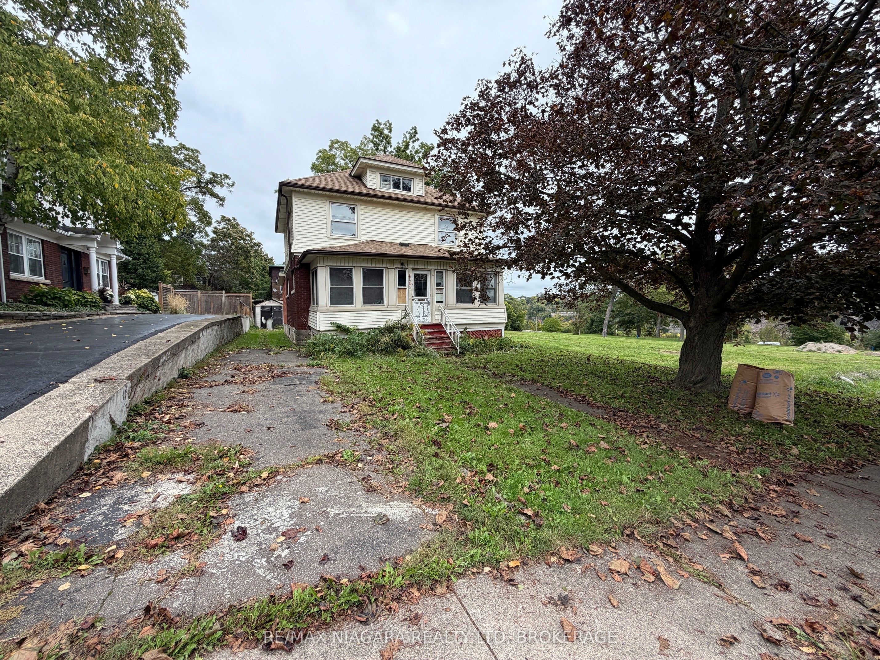 4445 John Street