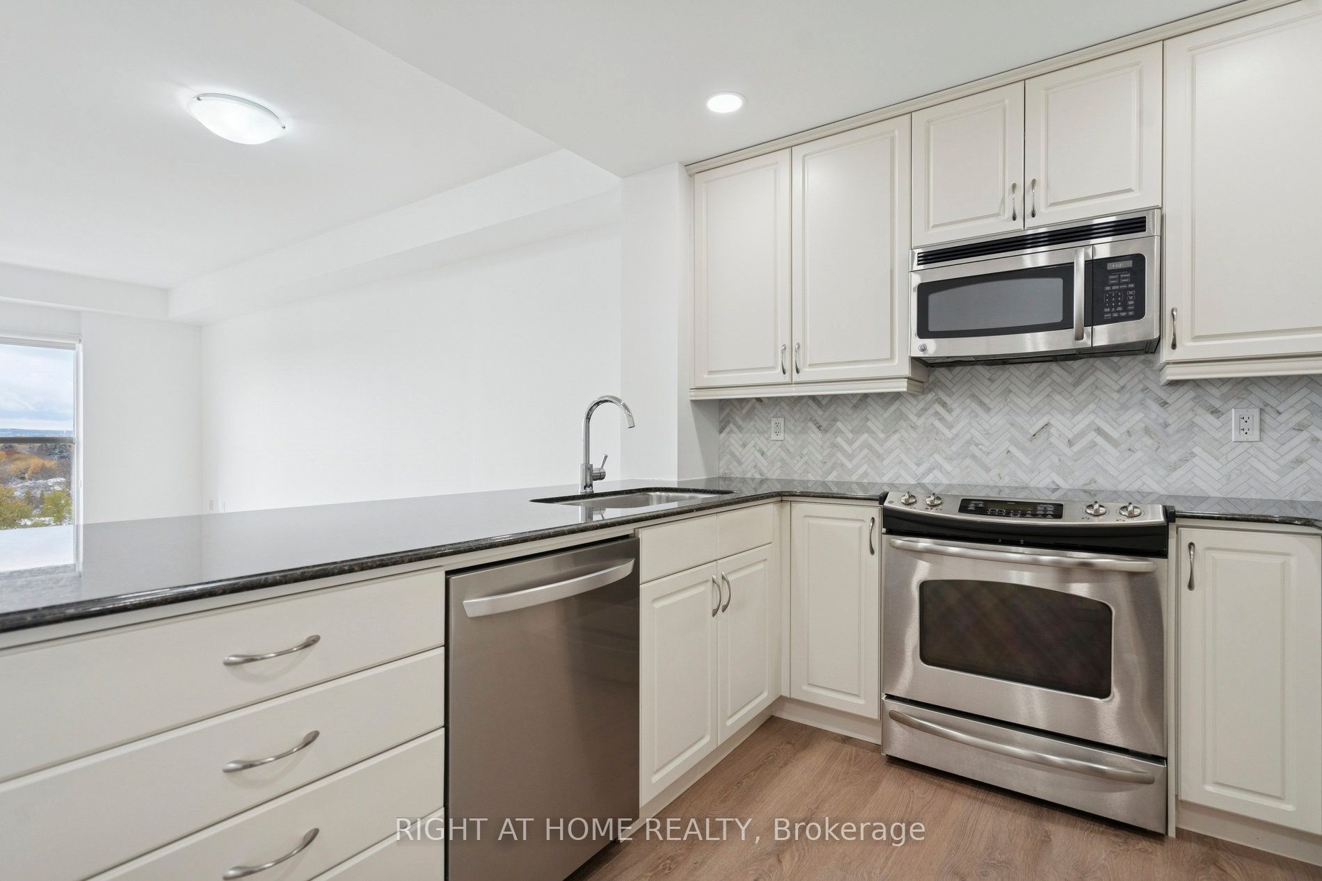 551 Maple Avenue 1002