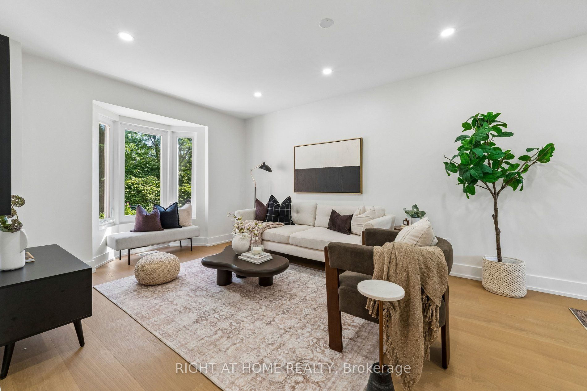16 Ian Fleming Crescent