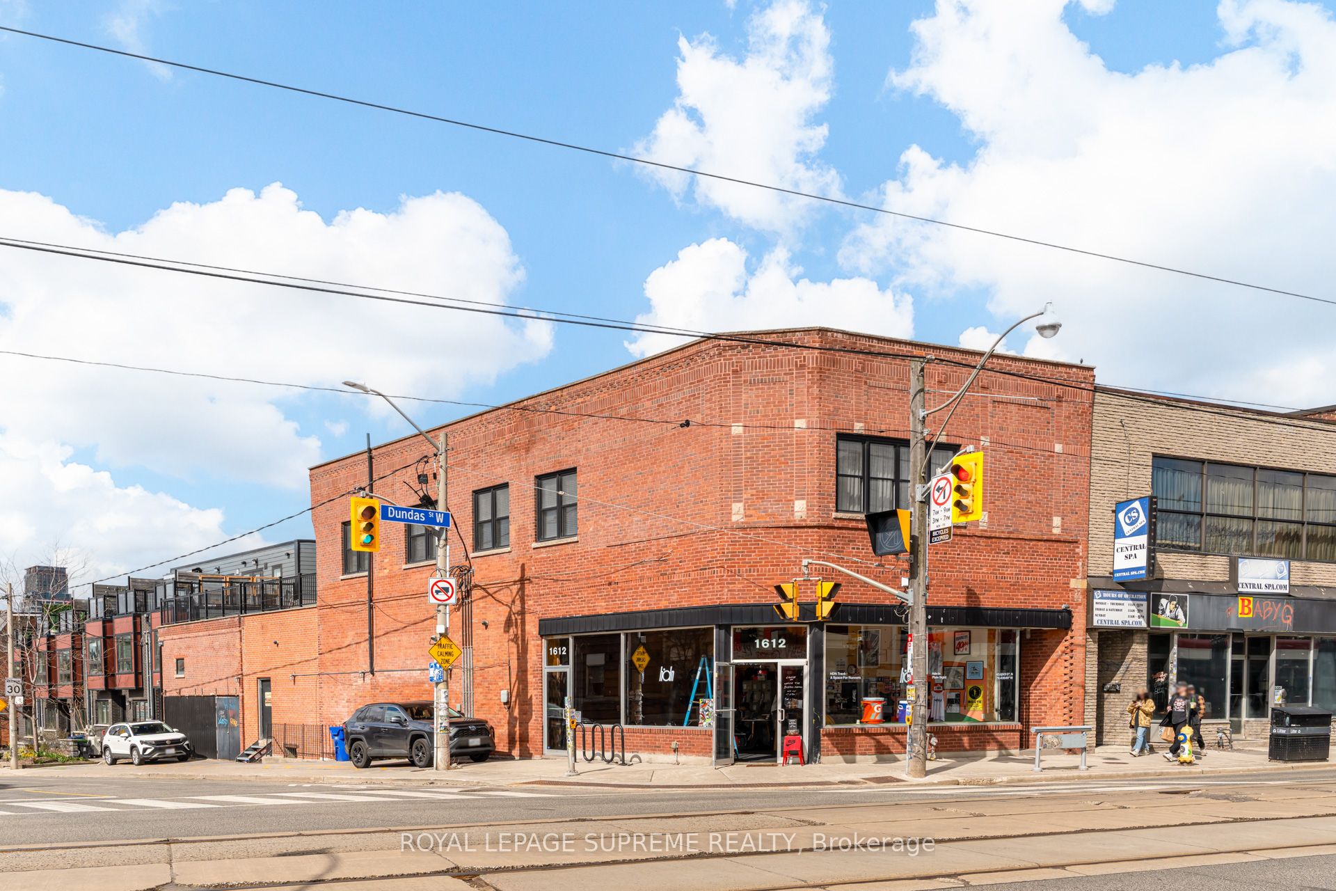 1612 Dundas Street W