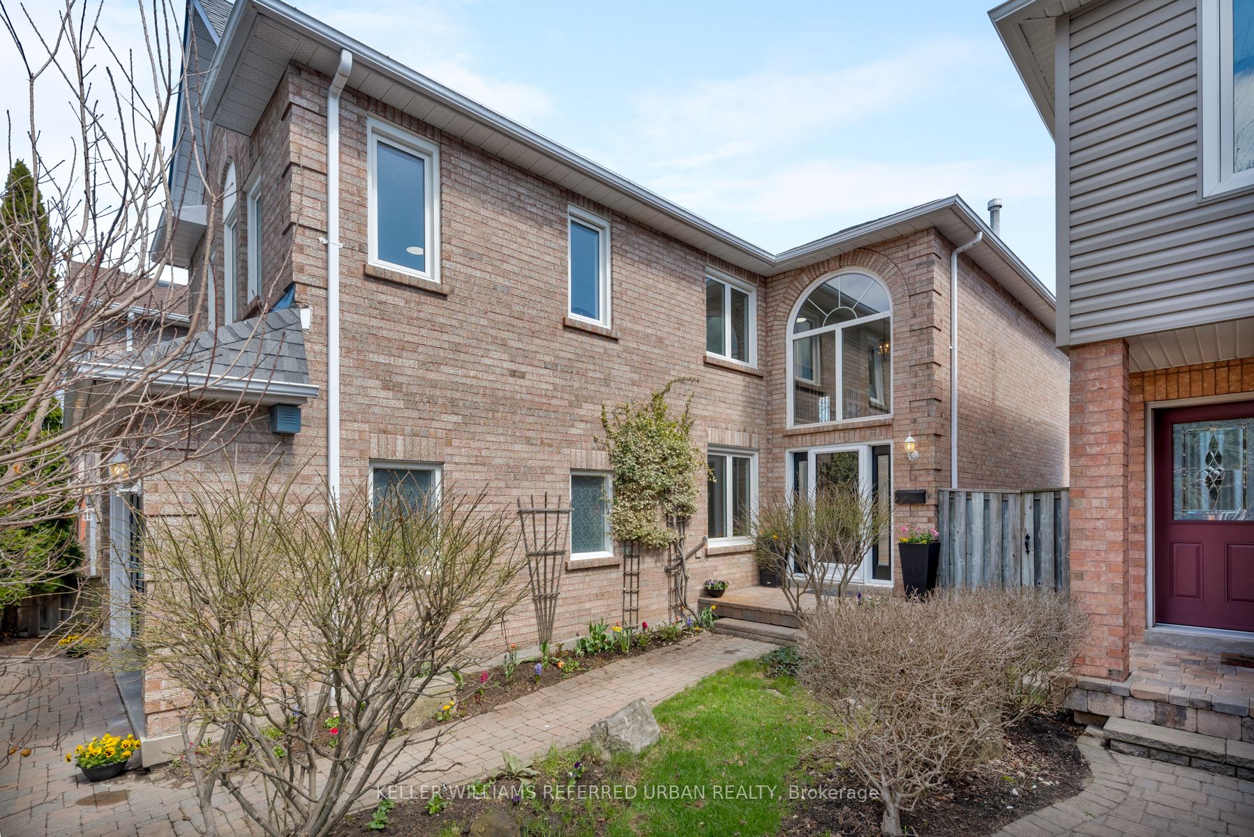 1064 Moorelands Crescent
