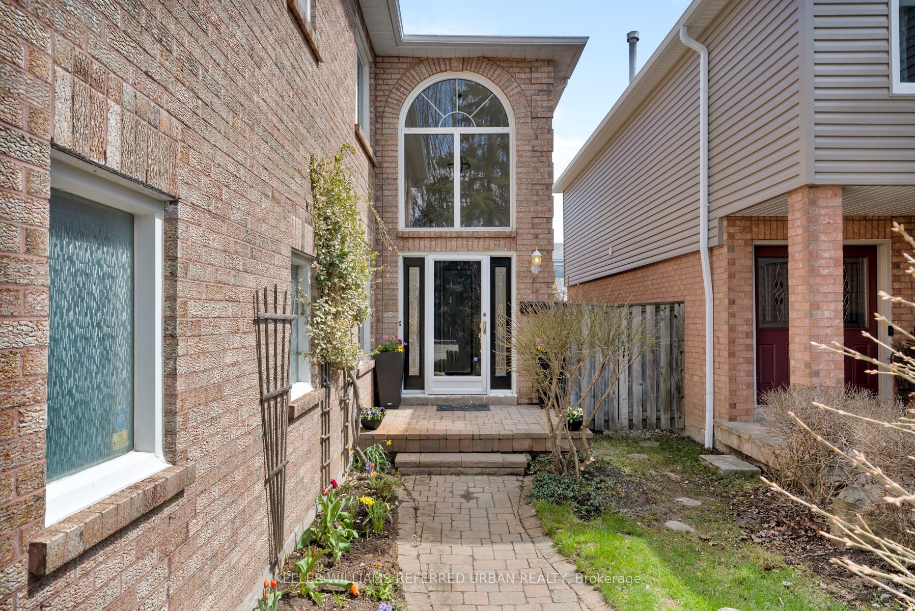1064 Moorelands Crescent