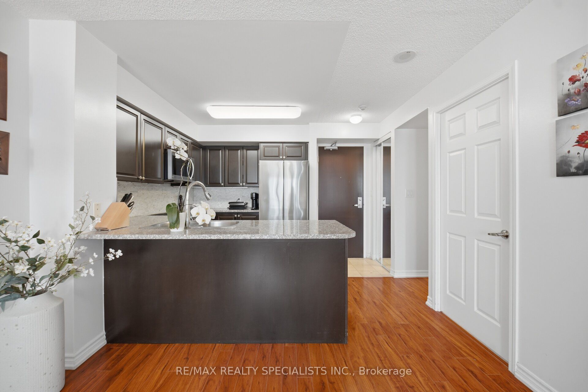 335 Rathburn Road W 707