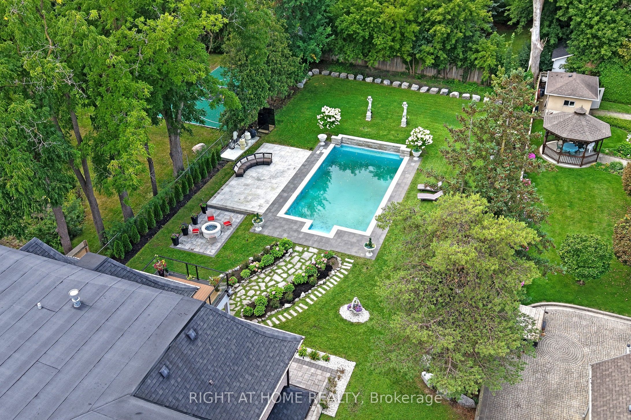 10 Yongeview Avenue