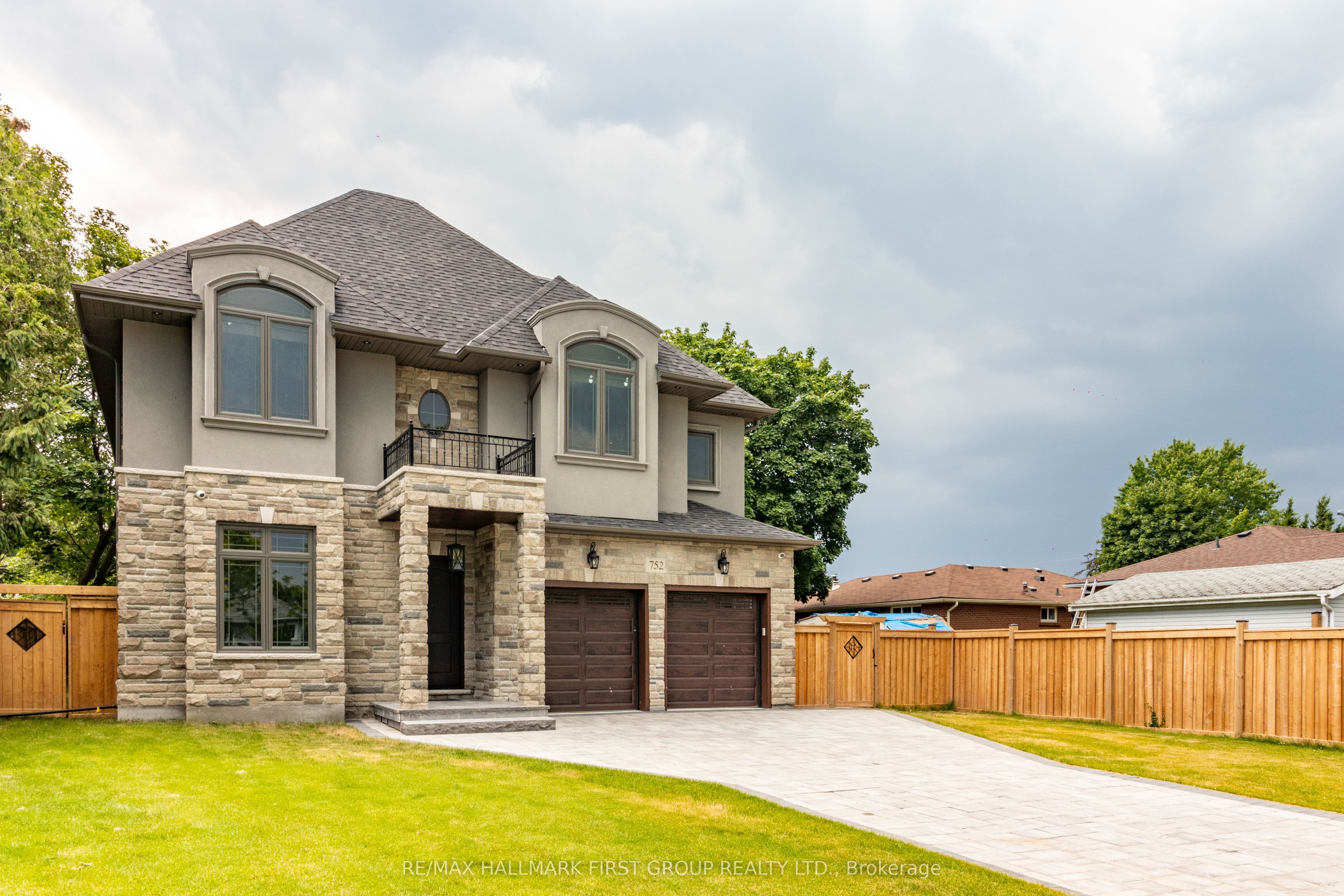 752 Hillview Crescent