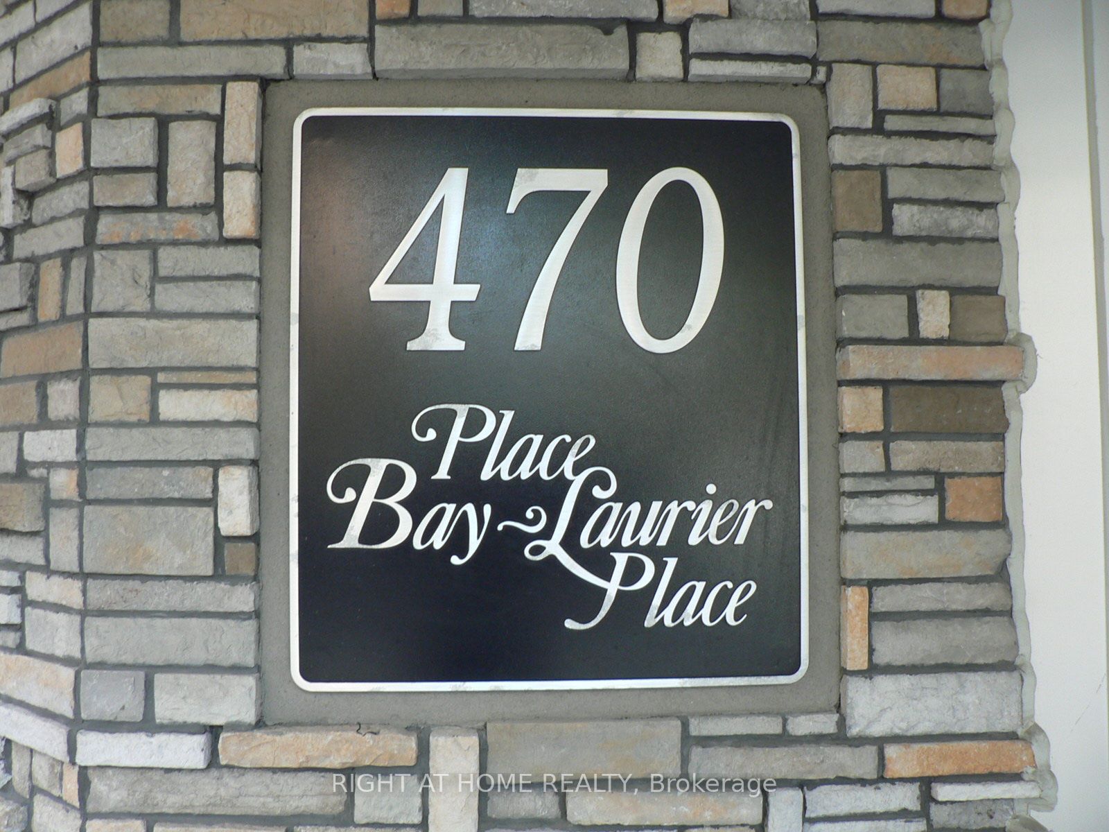 470 Laurier Avenue W 706