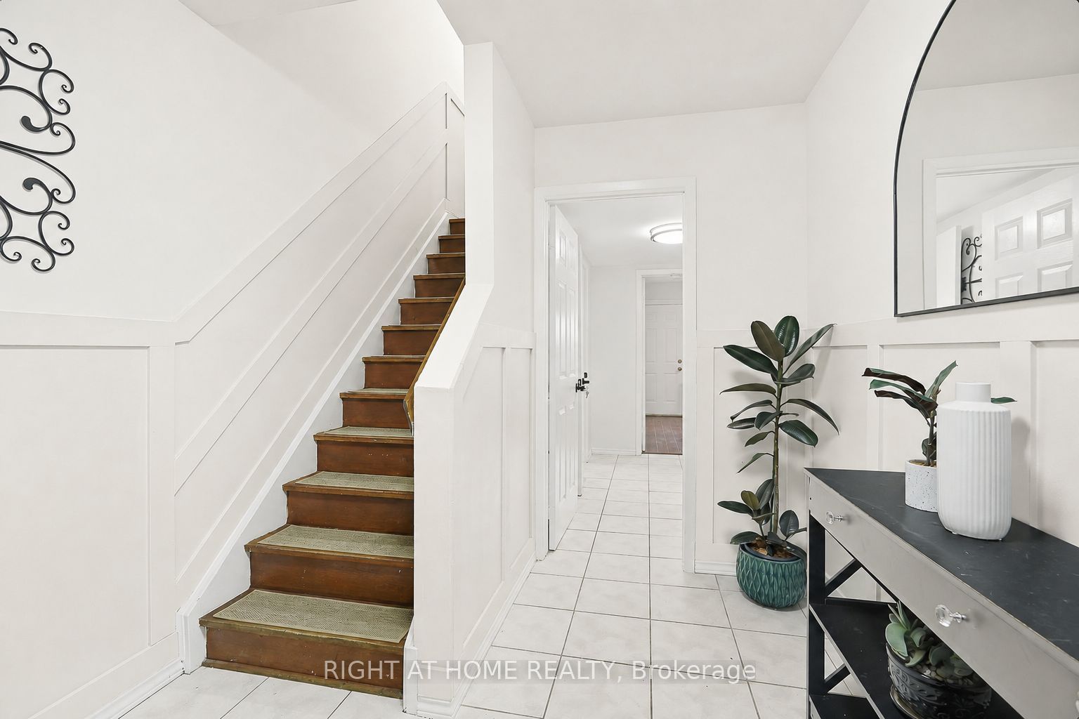 216 Fleetwood Crescent