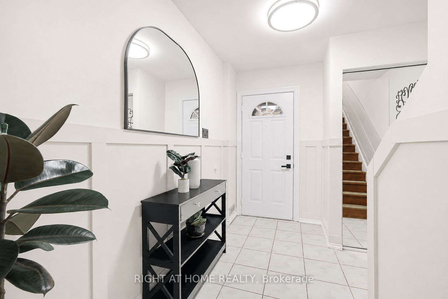 216 Fleetwood Crescent