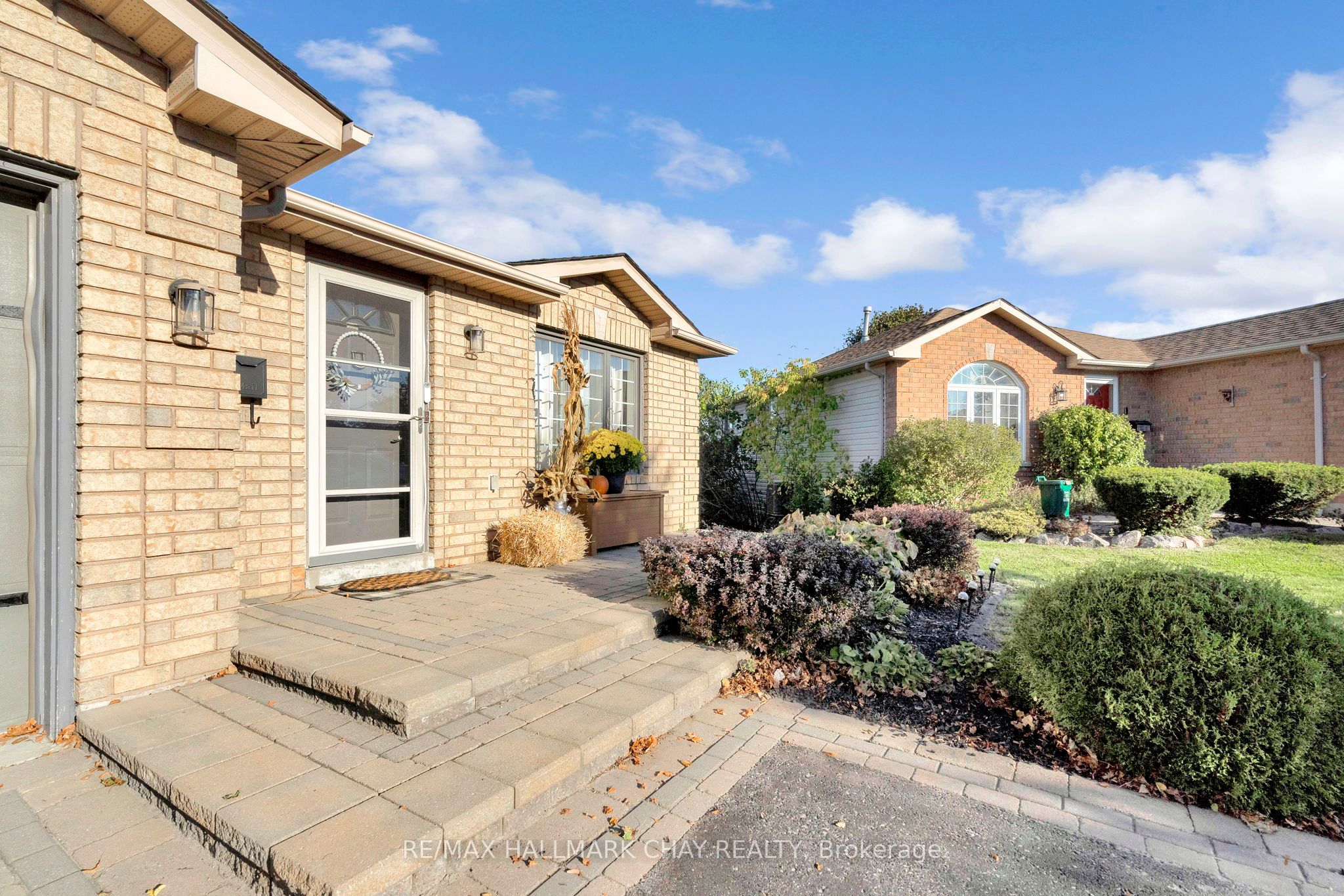 24 RUNDLE Crescent