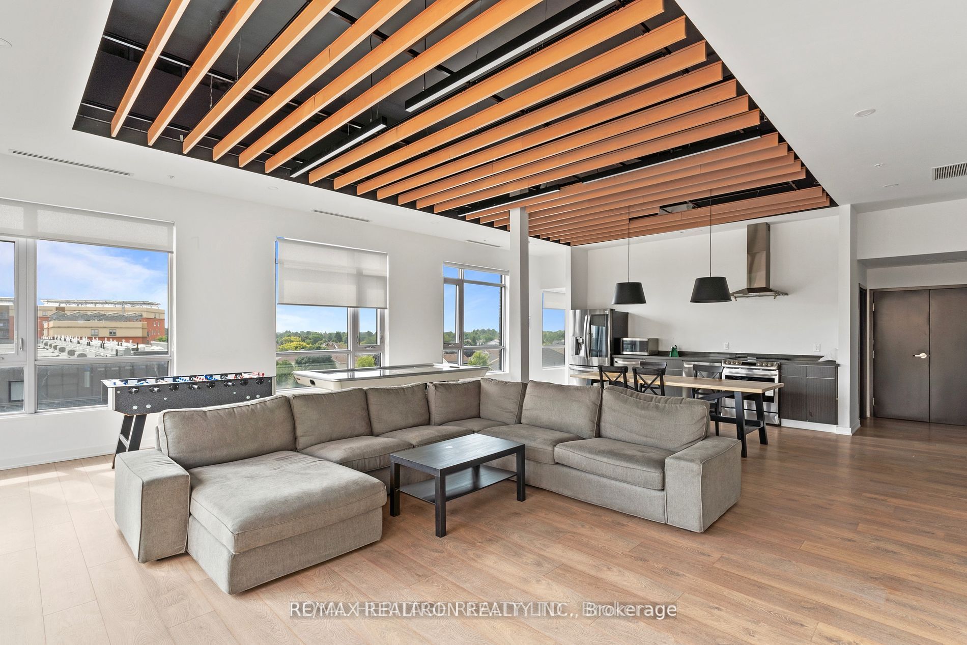 1800 Simcoe Street N 401