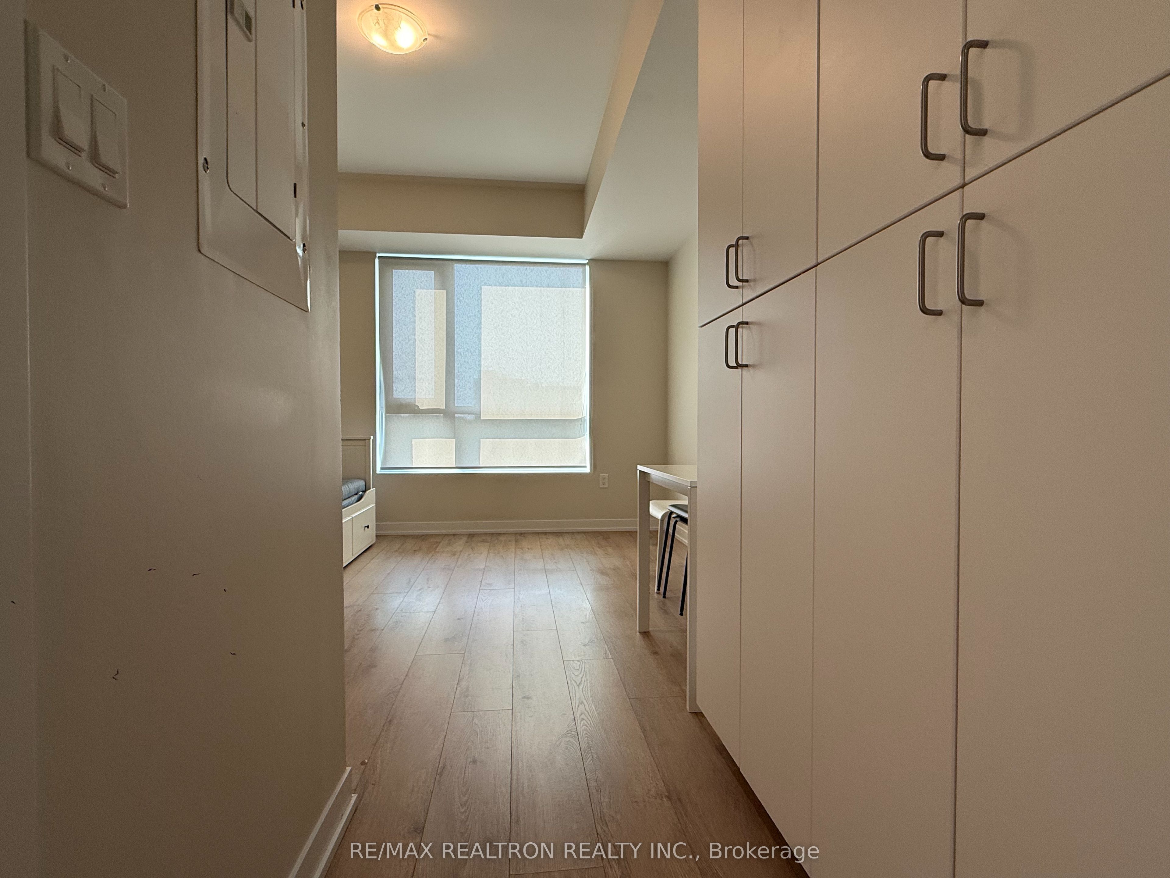 1800 Simcoe Street N 401