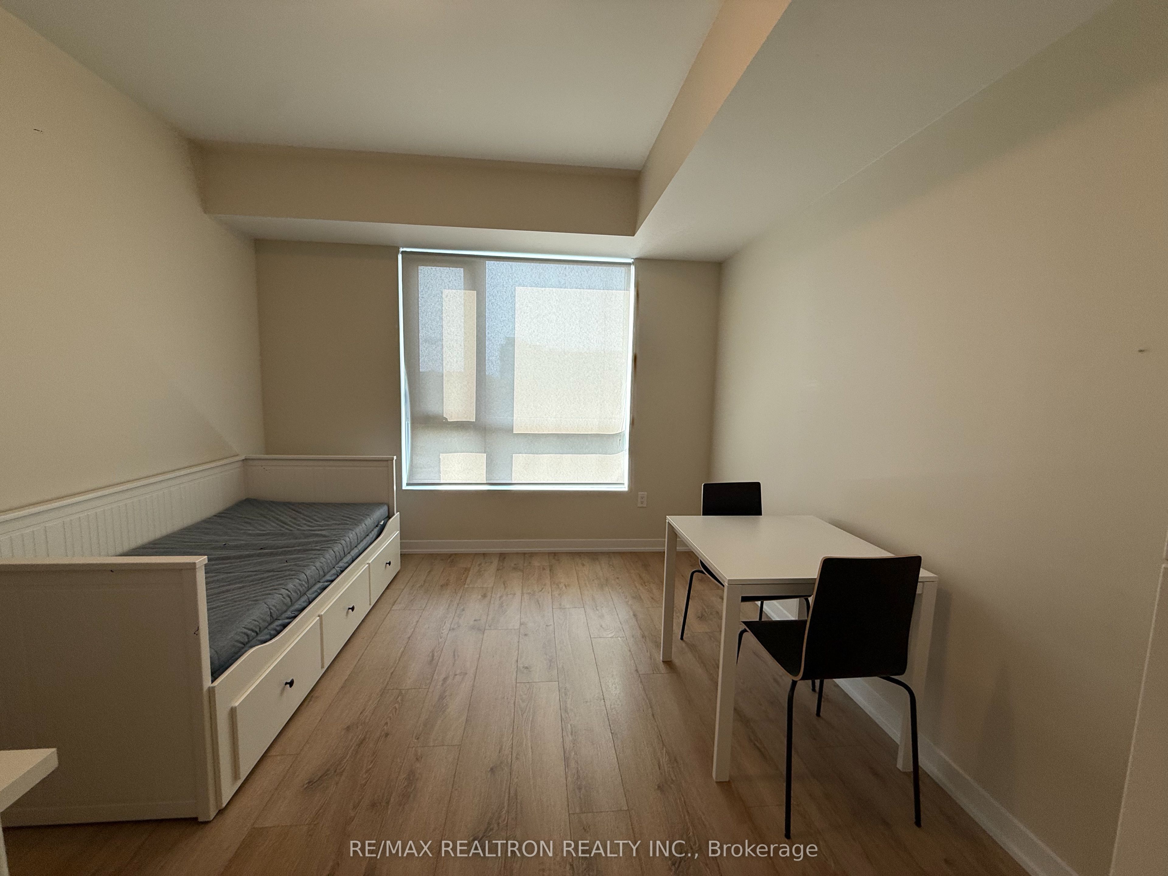 1800 Simcoe Street N 401